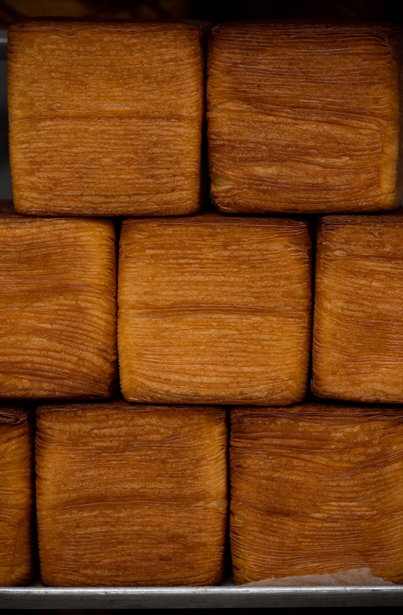 Cubo de croissant con laminado perfectamente definido y color dorado perfecto después de horneado