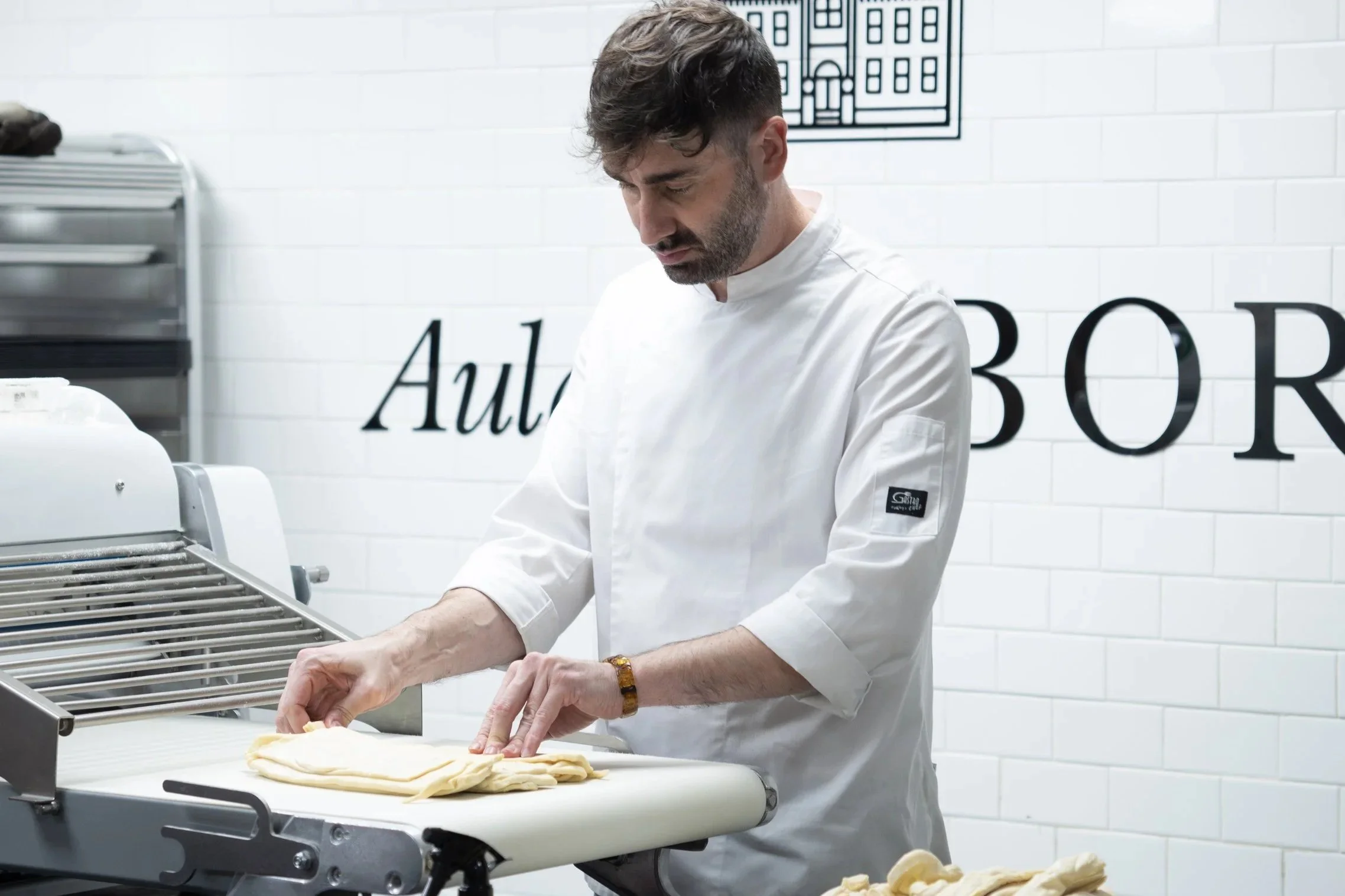 El chef Nacho Ramiro laminando una masa de croissant en un curso en Monterrey, México.