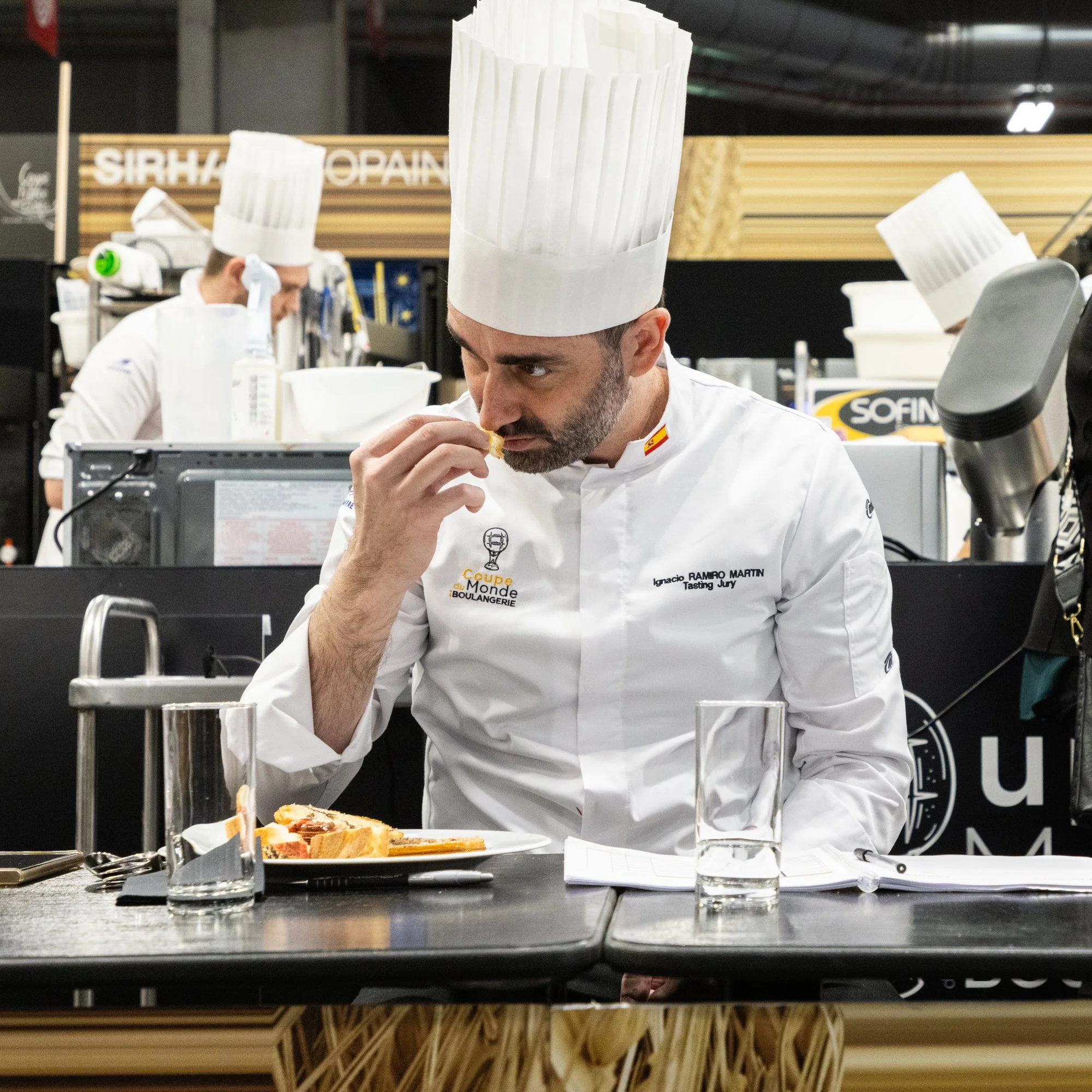 Chef degustando pan como miembro del jurado de la Coupe du Monde de la Boulangerie celebrado en París en 2024
