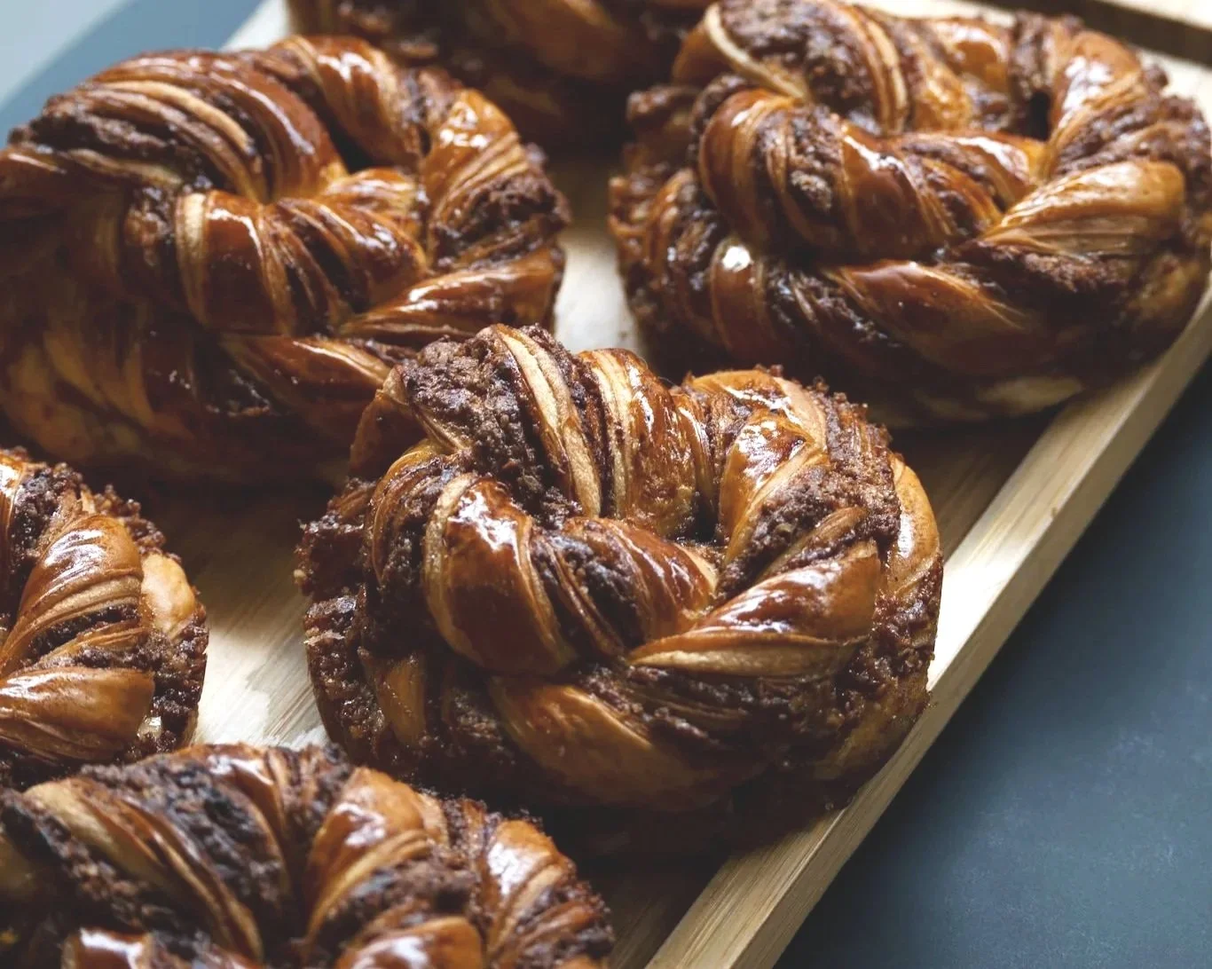Rolls de canela elaborados con un mazapán de almendra y canela, con un bonito color dorado.