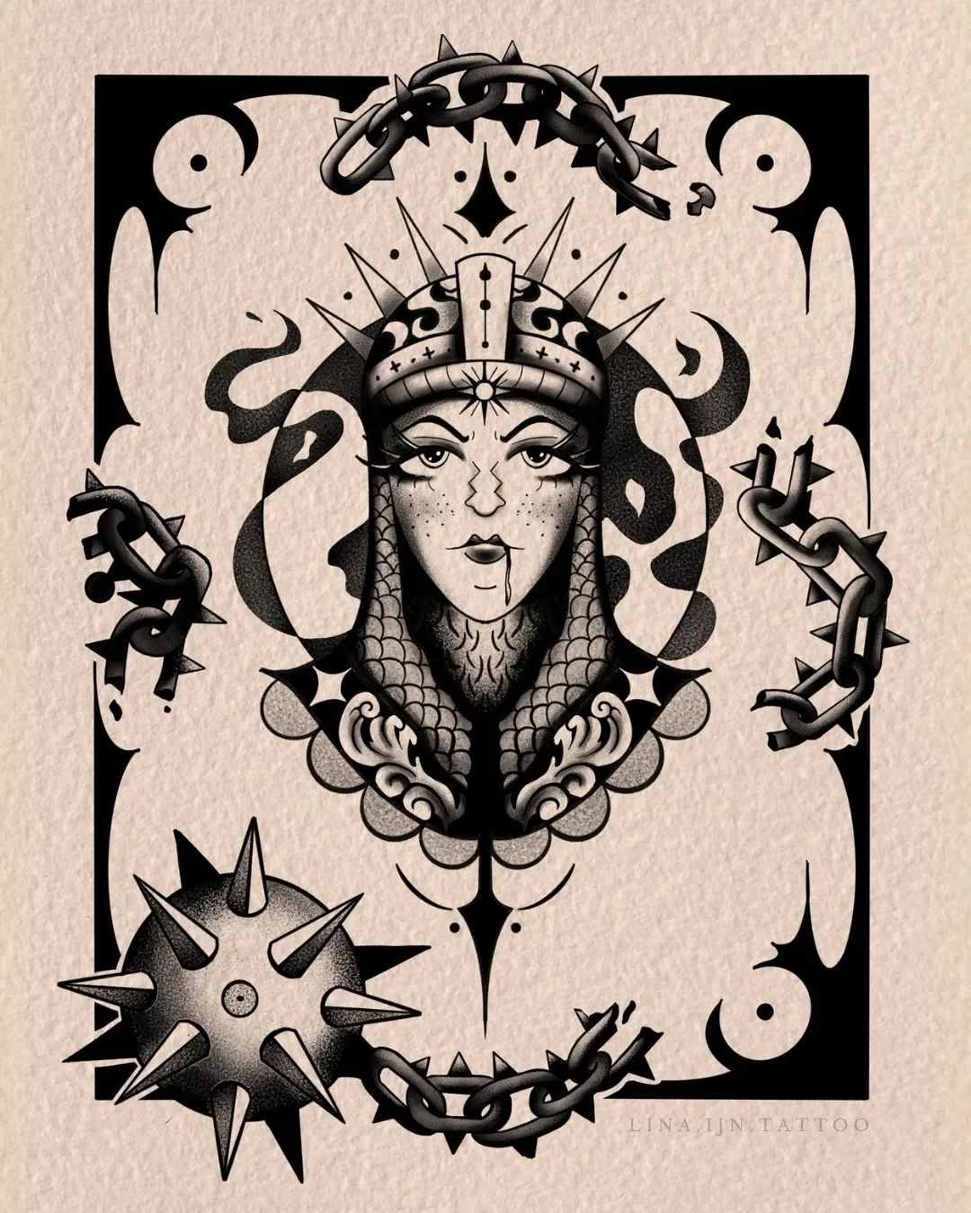 Schwarze und graue Tätowierung einer mittelalterlichen Köchin mit Krone, Snake- und Kettendetails im asiatischen Stil, auf hellem Hintergrund.