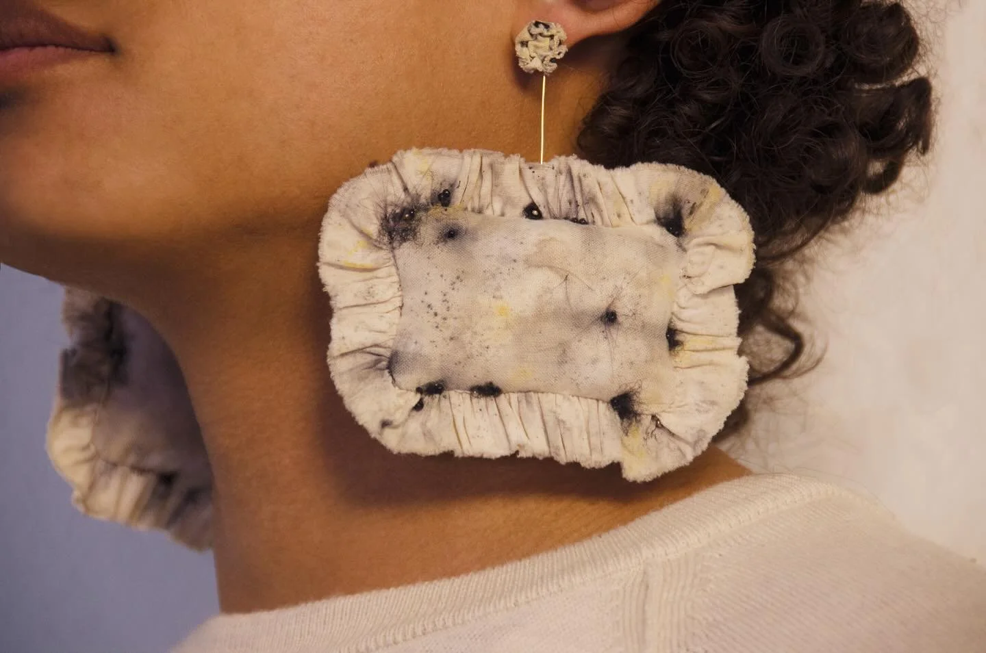 Bed head and mildew 
#contemporaryjewelry #beading #jewelry #beaded #hairy #clay #ornamental #adornment #mold #mildew #abject