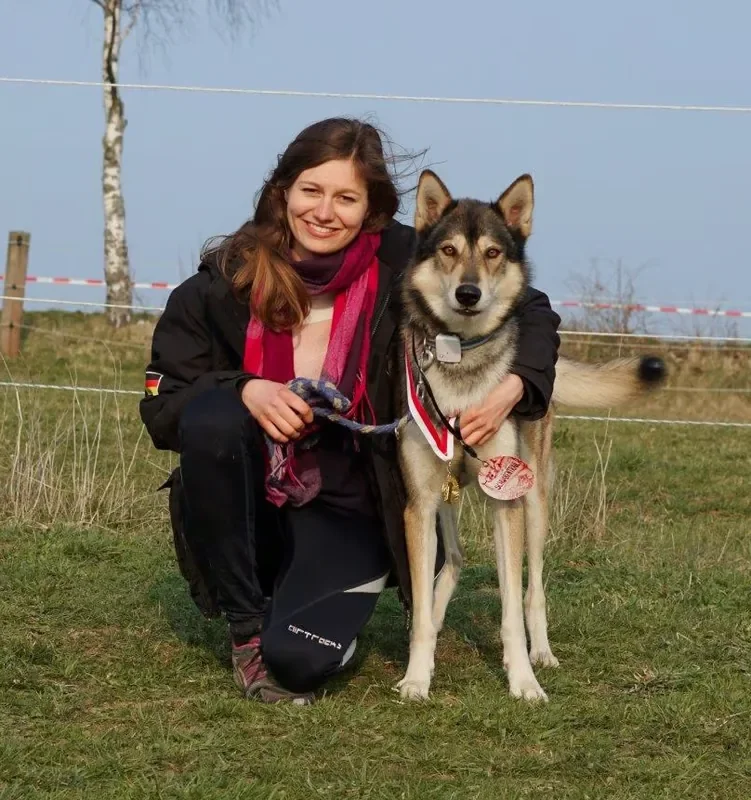 Jessica-Paulsen-husky-Wanderung-Schweiz-hikewitheve.webp