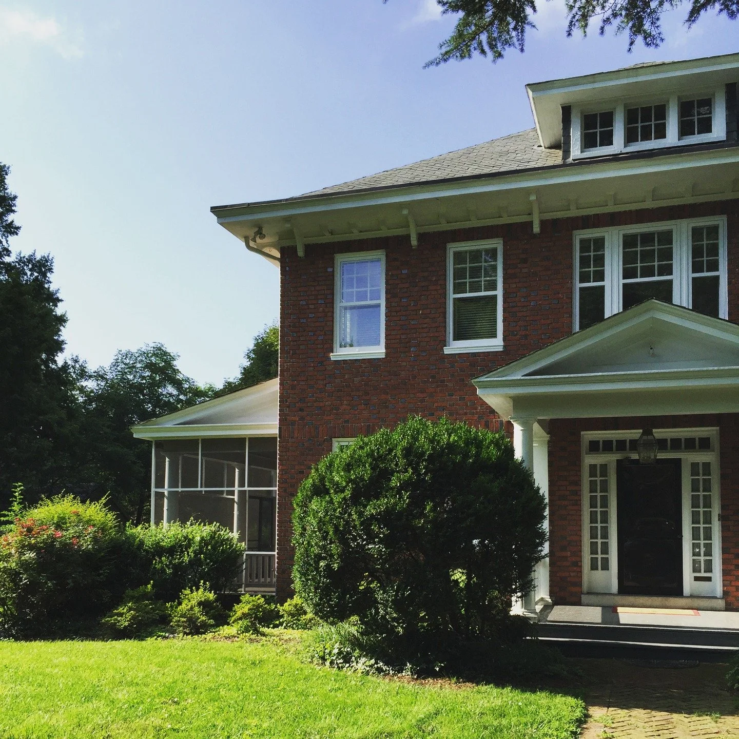 walked past this old gem yesterday || a whole house renovation circa 2015...

🔨 @carnesbuilt
📸 @nickdavisphoto 

#mcdinteriorarchitecture #mcdinteriordesign #throwback #historichouses #historicrenovations