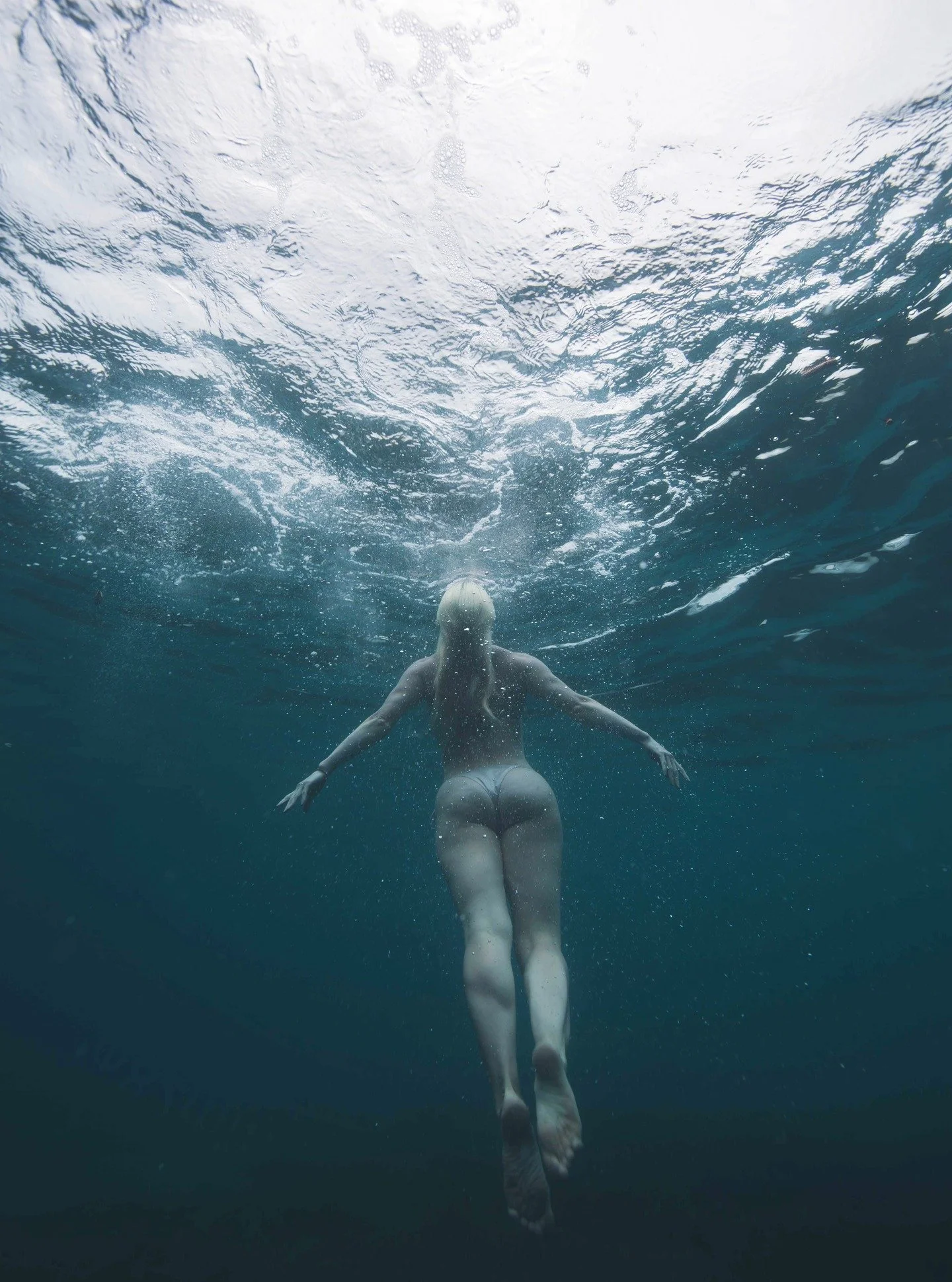 Bondi session with Cassandra.
Rainy morning above&hellip; but below the surface was crystal clear.

#underwaterphotography #bondibeach #oceanlovers #sydneyphotographer