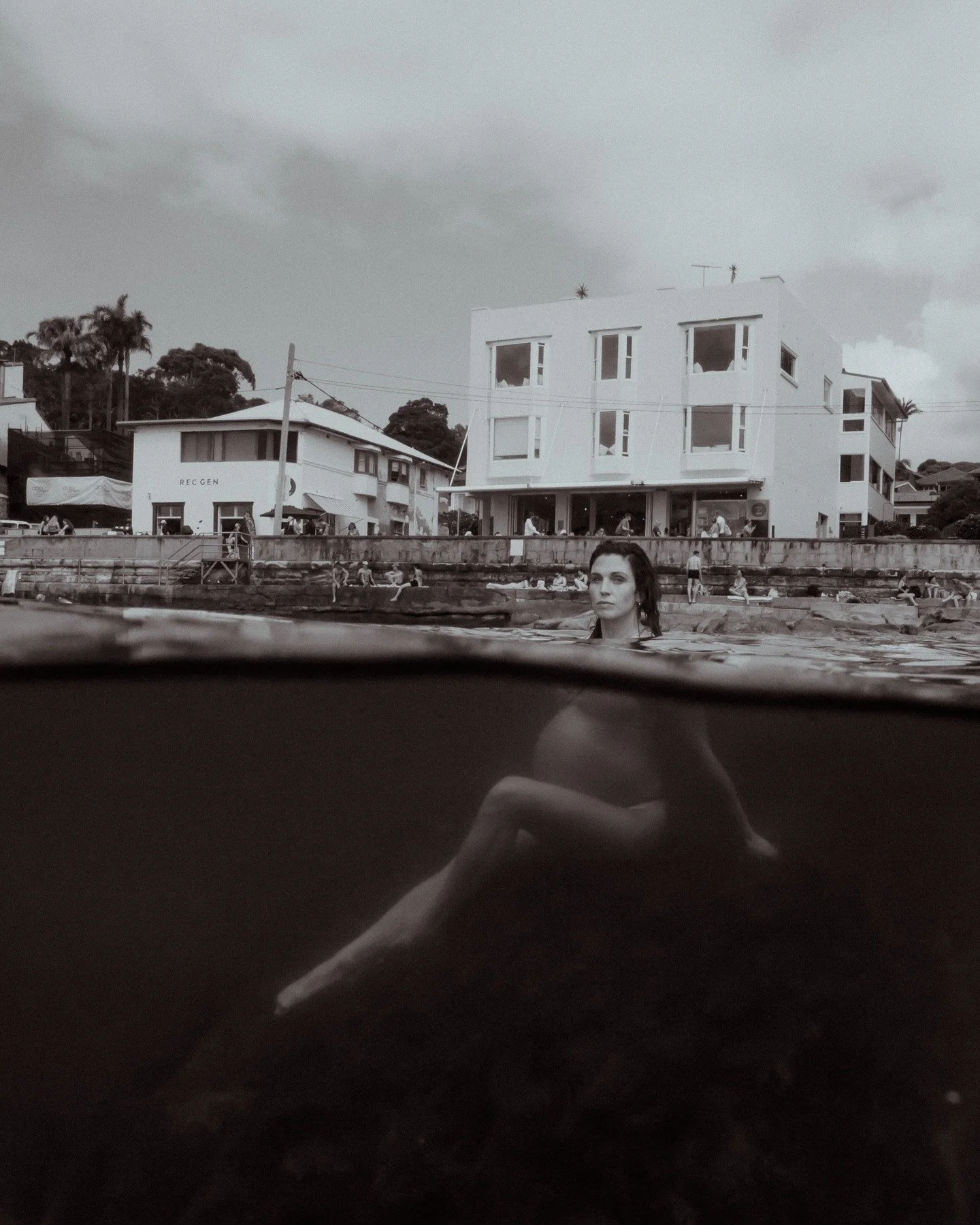Most people don&rsquo;t realise you can shoot maternity like this in the ocean.

Half above, half below the surface.

No tricks. Just the right conditions &mdash; water clarity, light, timing.

We had a small window and shot underwater and on land.

