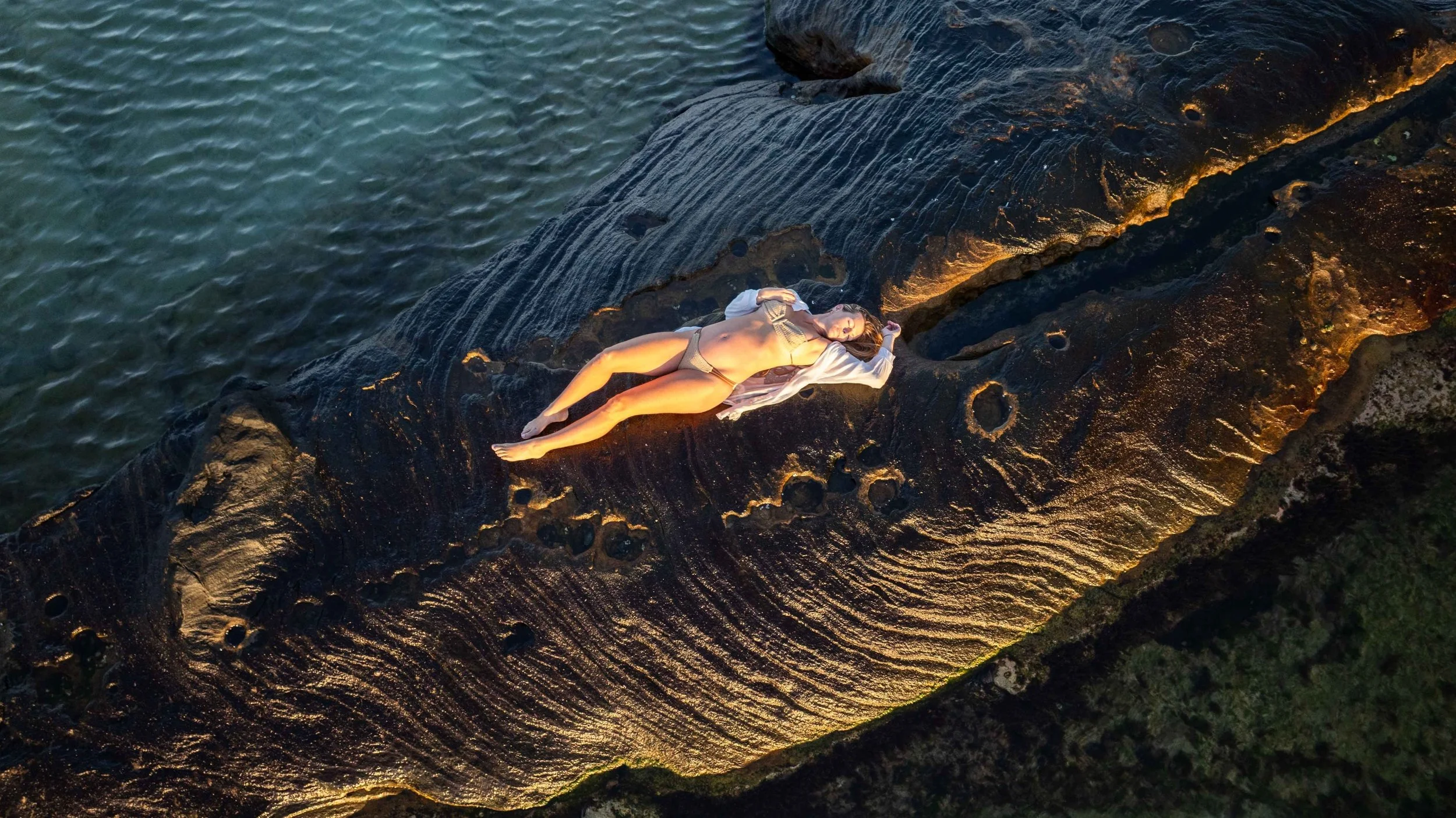 I shot this set with @jenbeirne - underwater, land and air. 

Super natural in front of the camera and completely at home in the water. Made this whole session feel effortless.

#underwaterphotography #maternityphotographysydney #underwaterportrait #