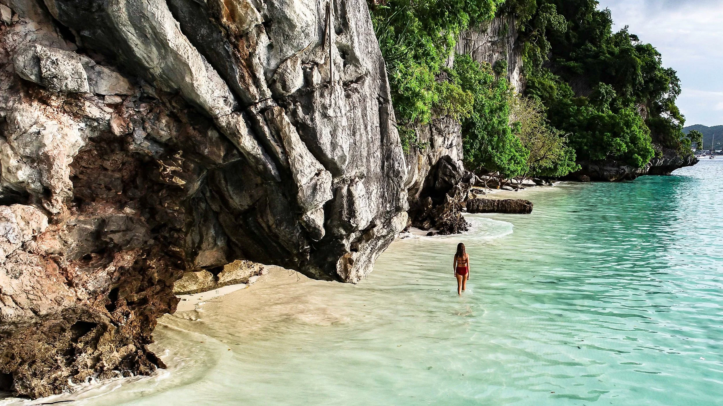 Another corner of Phi Phi worth exploring.

#thailand #visitthailand #phiphi #dji 
DronePhotography
#AerialPhotography
#CoastalPhotography
#OceanPhotography
#SeascapePhotography
#NaturePhotography
#LandscapePhotography
#EarthFromAbove
#SydneyPhotogra