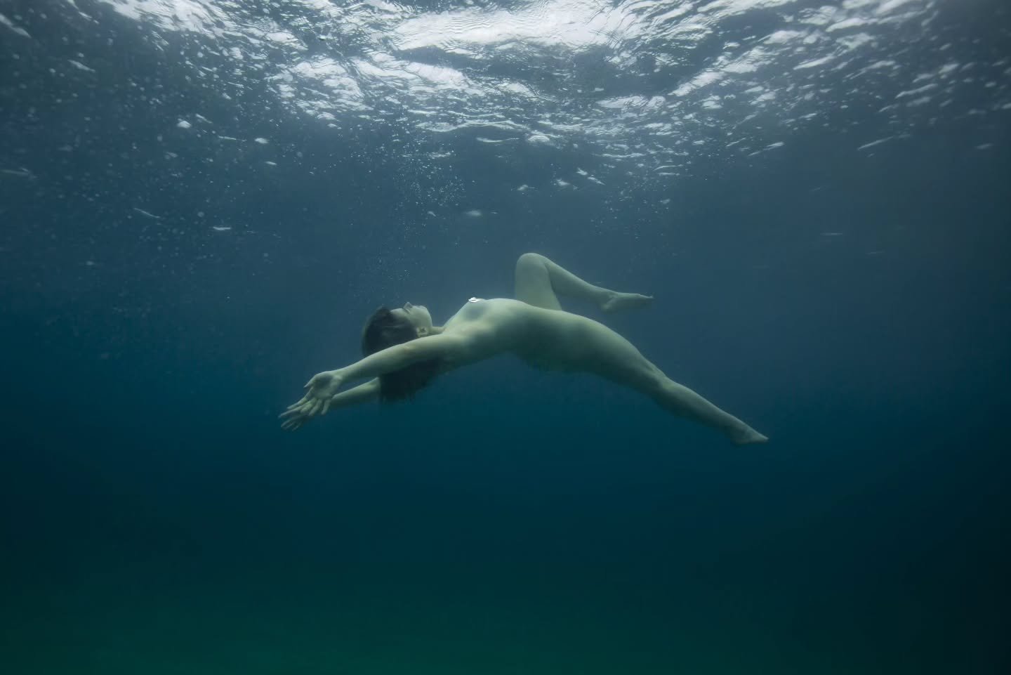Stripped back to form, light and feeling.
#underwaterphotography #manlybeach #underwaterportrait #portraits