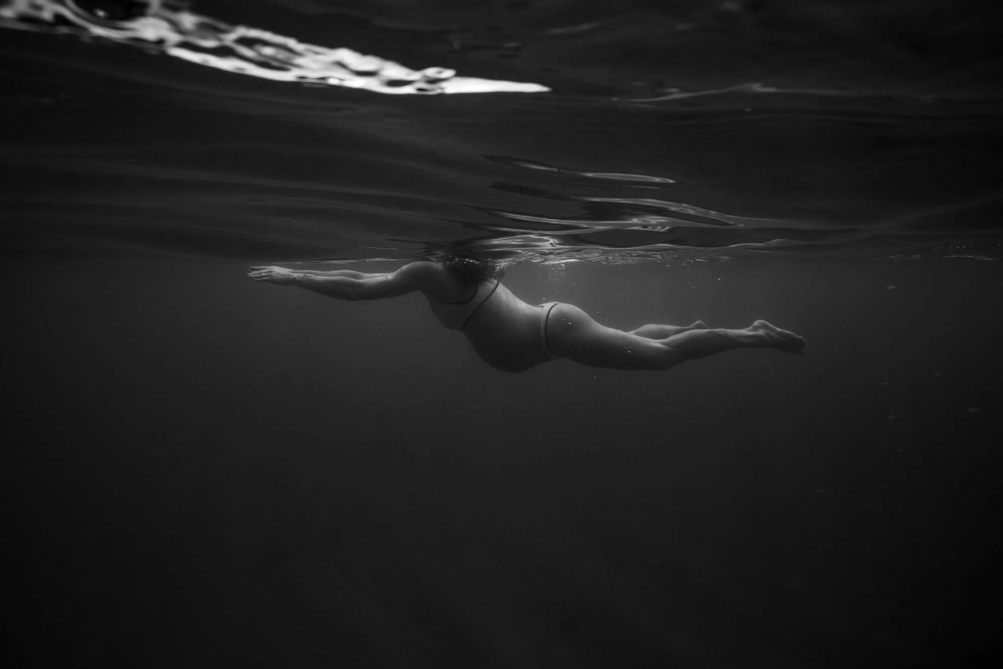 What to Wear for Your Sydney Maternity Photography Session: Underwater, Coastal &amp; Pool Shoot Ideas