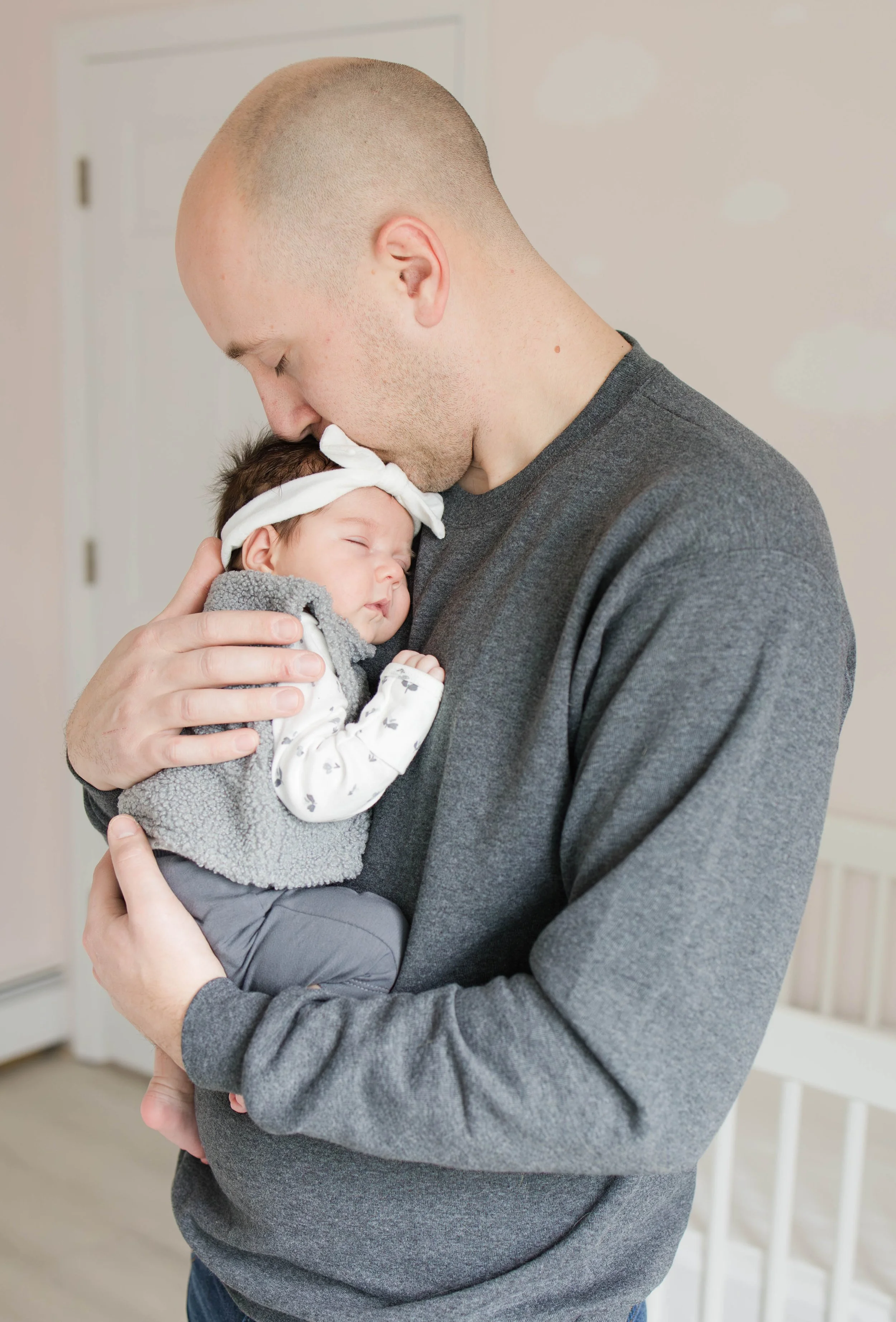 levittown-ny-newborn-lifestyle-session-father-holding-baby.jpg