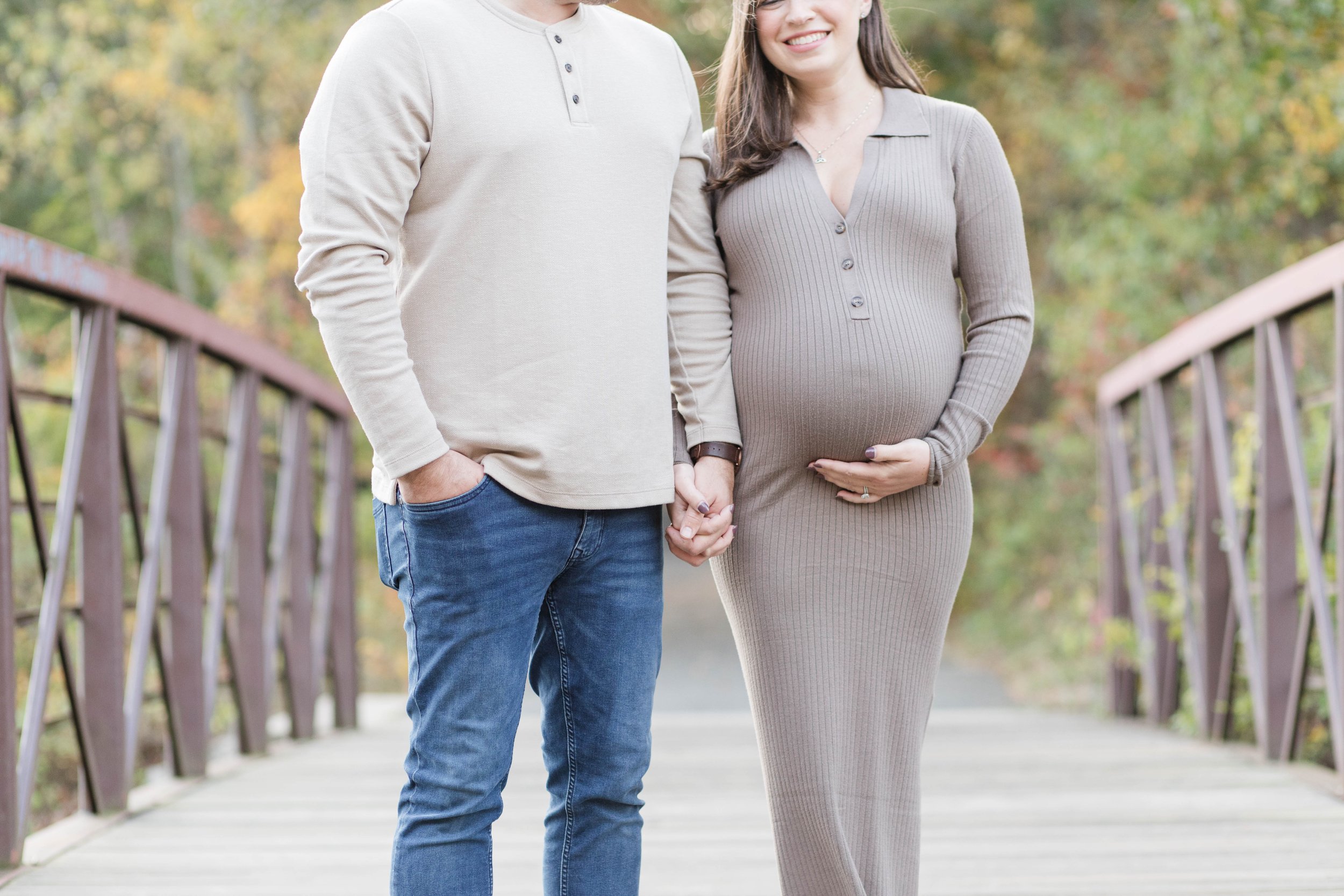 brady-park-massapequa-ny-maternity-session-couple-holding-hands.jpg