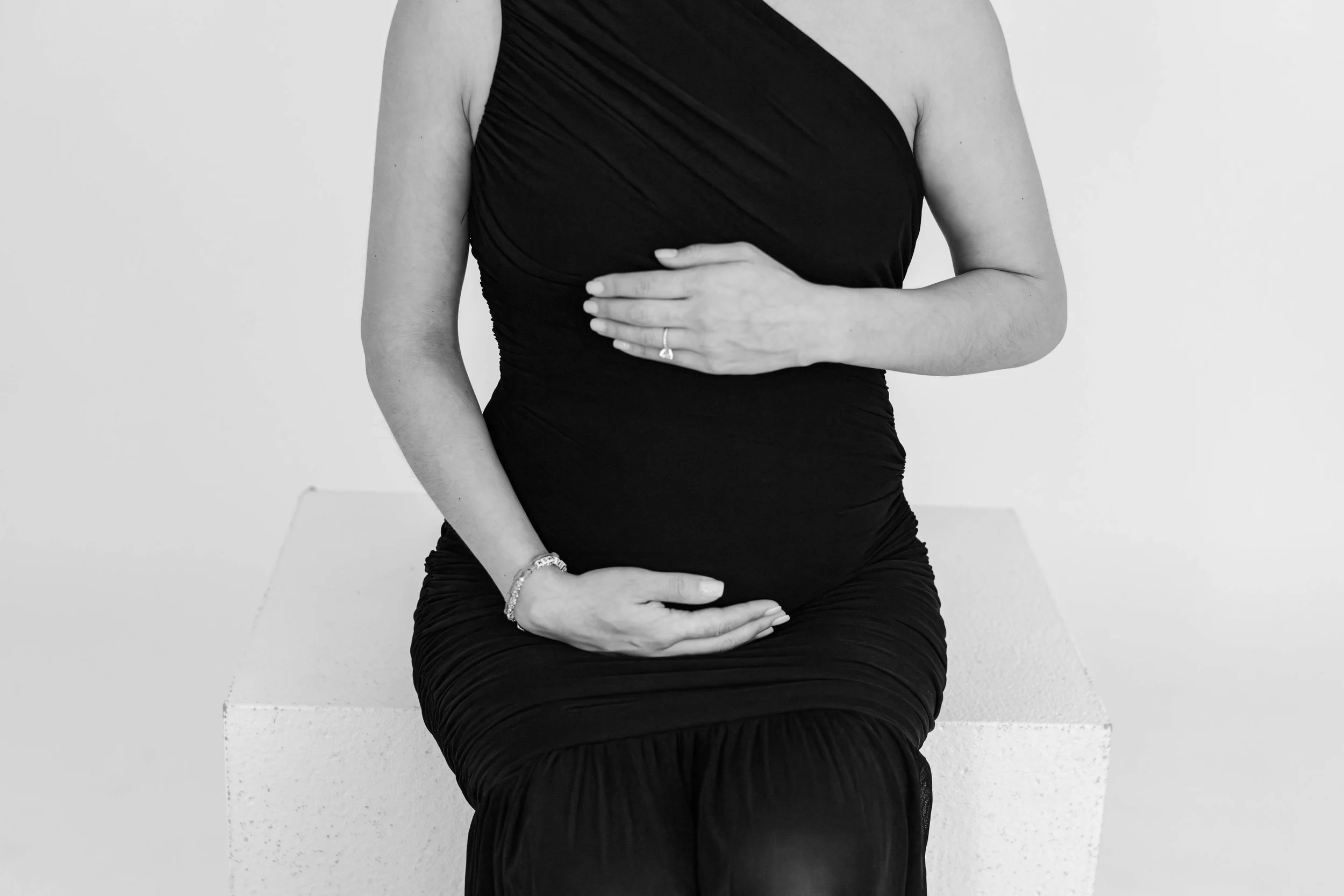 garden-city-ny-maternity-black-and-white-baby-bump-detail.jpg