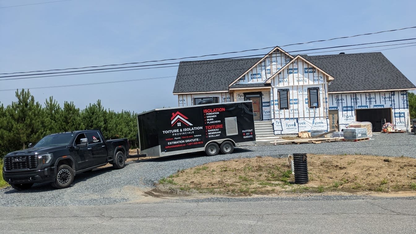 Remorque d'uréthane devant construction de maison neuve