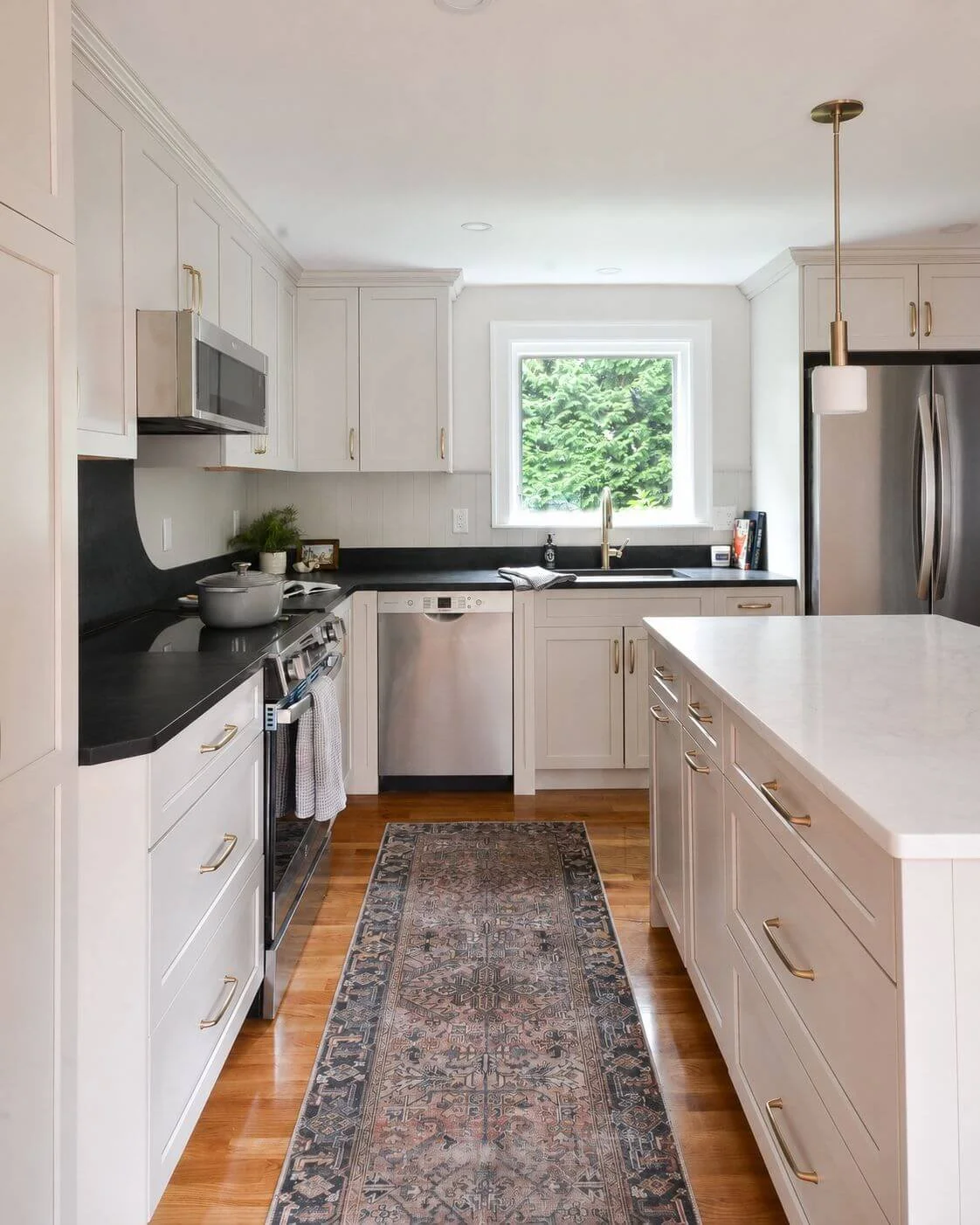 Brass, shiplap, stainless - three different materials, one cohesive look. The details work together instead of competing for attention.