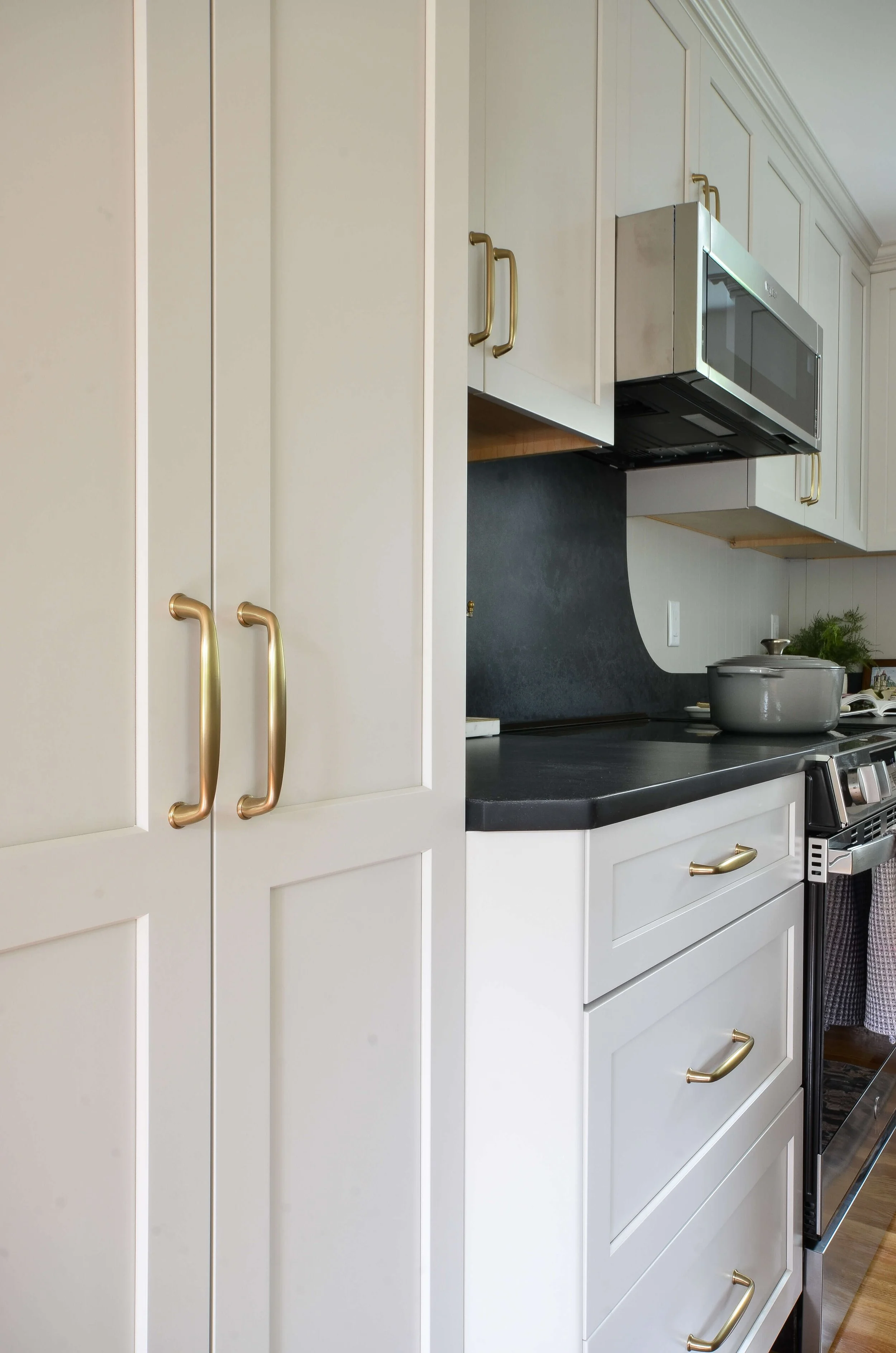 Deep to shallow, seamlessly resolved. The cabinetry adjusts through the corner without ever breaking the line.