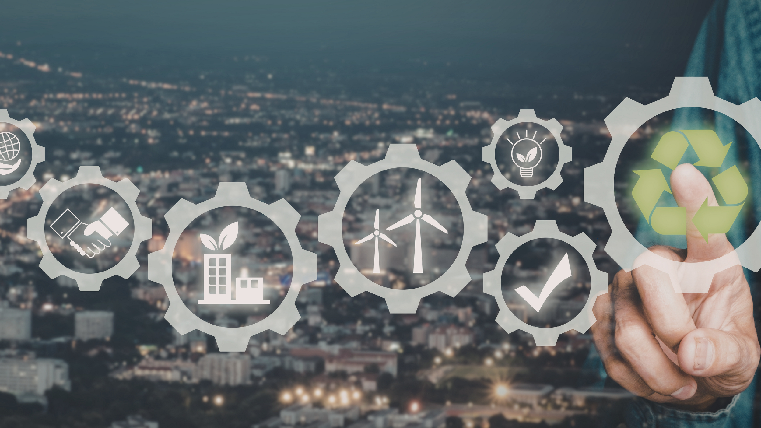 Main qui touche une icône de recyclage superposée sur une vue de la ville, entourée d'autres icônes illustrant la durabilité et l'énergie.