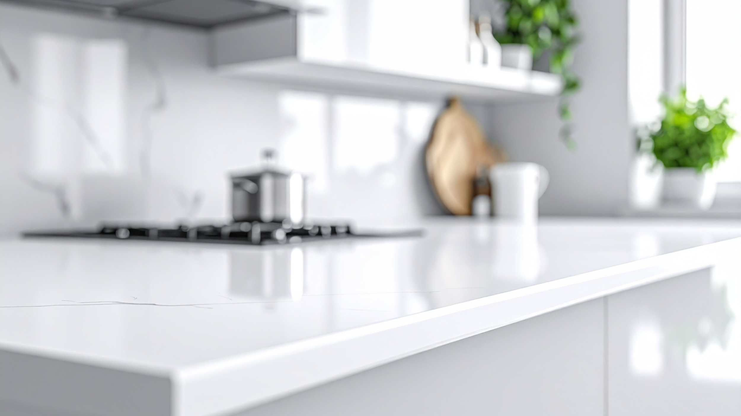 Cuisine blanche moderne avec plan de travail en marbre, fenêtres avec plantes vertes et étagère blanche