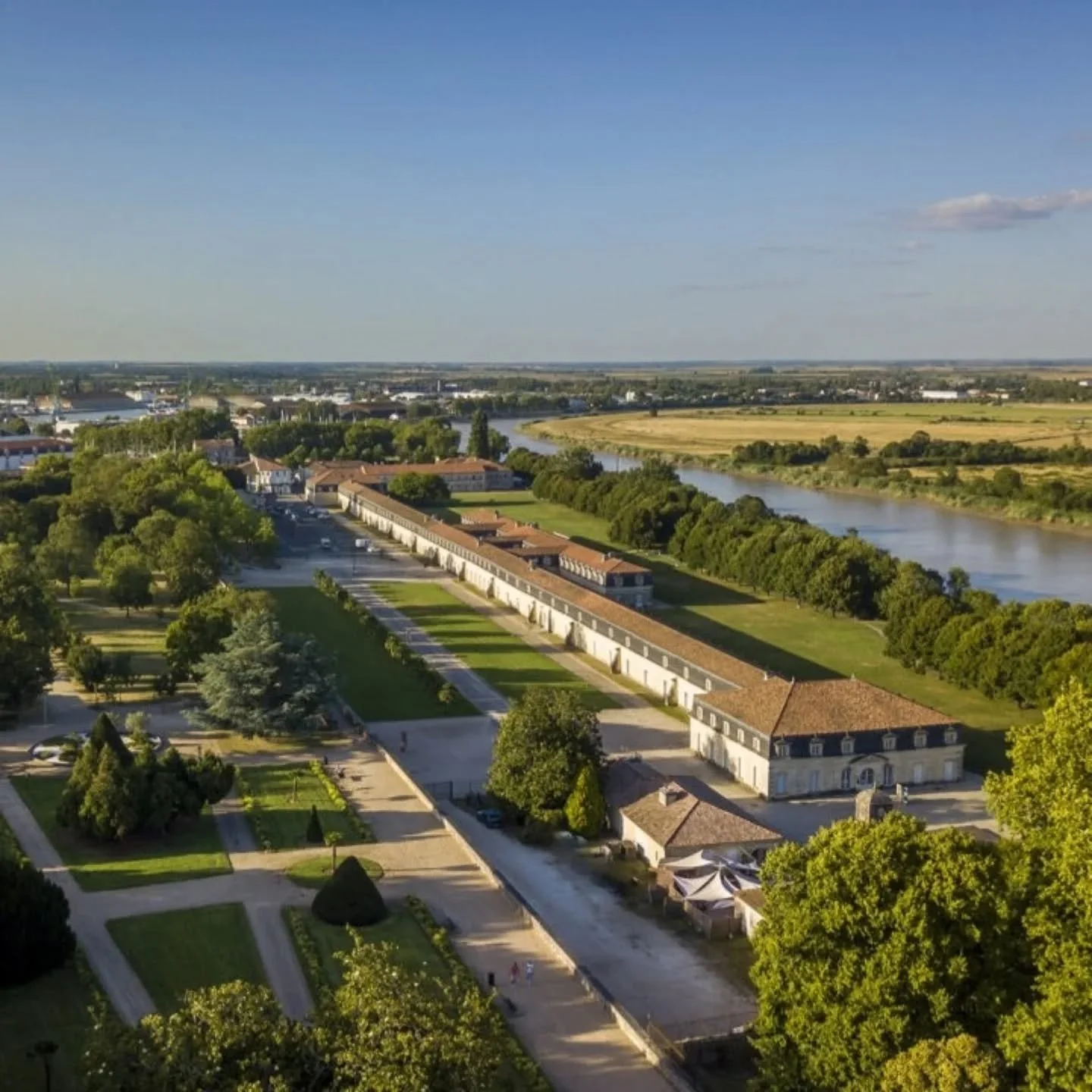 Corderie Royale (Rochefort, France, 1666)
#RopewalkOfTheWeek

Why would a ropewalk require French limestone, pedimented dormers, and classical volutes? 🏛️

The reason for these ornate additions lies in the Corderie Royale&rsquo;s status as a naval r