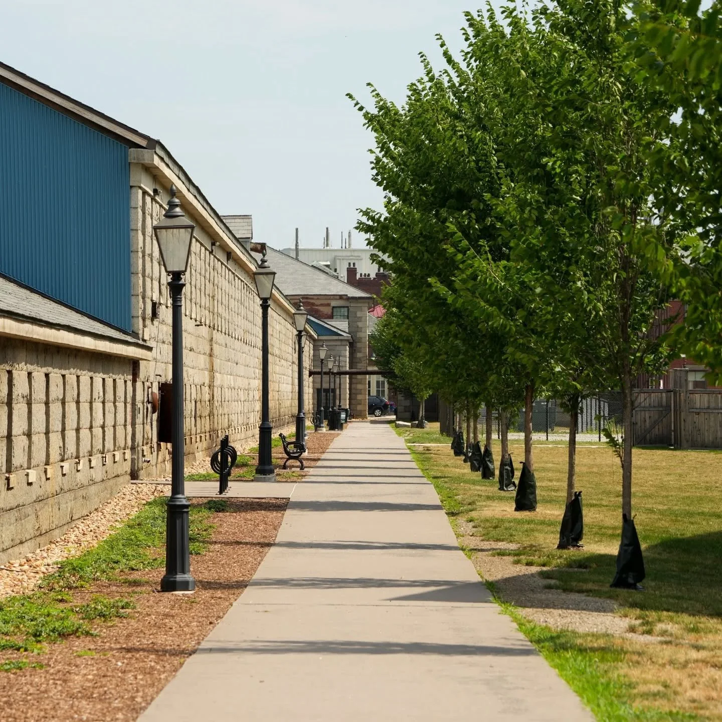 Charlestown Yard Ropewalk (Boston, United States, 1834)
#RopewalkOfTheWeek

Would you like to live in a ropewalk? 🏠 At the Charlestown Navy Yard Ropewalk, you can! 

Built in 1834, this is the last remaining ropewalk in the US that has not been sign