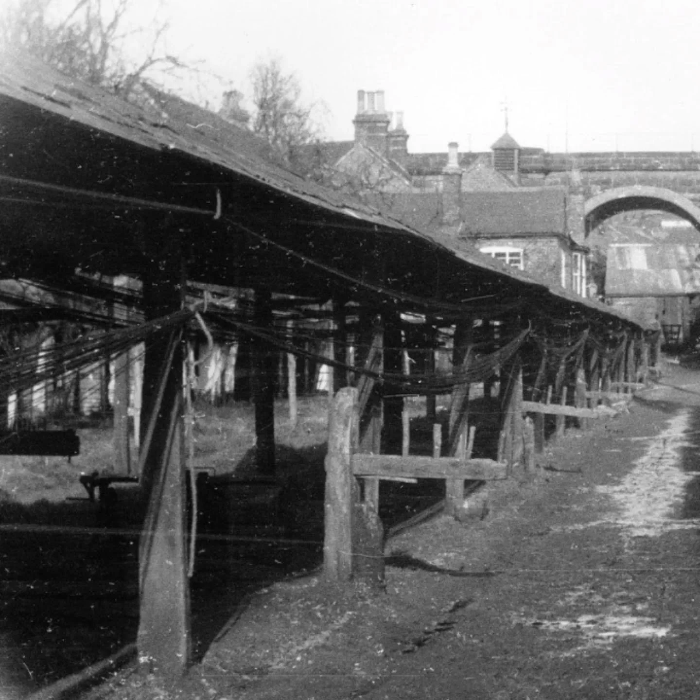 Lowe's Rope and Twine Manufactory (Bewdley, England, 1801)
#RopewalkOfTheWeek

Imagine doing manual labour in the pouring rain, or even the snow! 🌧️❄️

This was the reality for the employees of Lowe&rsquo;s Rope and Twine Manufactory, where cordage 