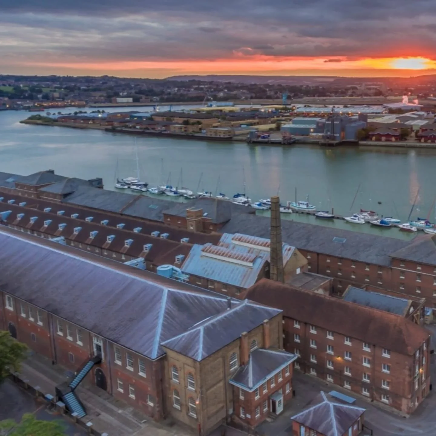 Chatham Dockyard (England, 1786) #RopewalkOfTheWeek

Four storeys tall and 340 meters long! 🤯 This was one of the four Royal Navy 💂&zwj;♀️ ropewalks in England. Today, it has been fully preserved as a museum of rope making. 

Rope has been produced