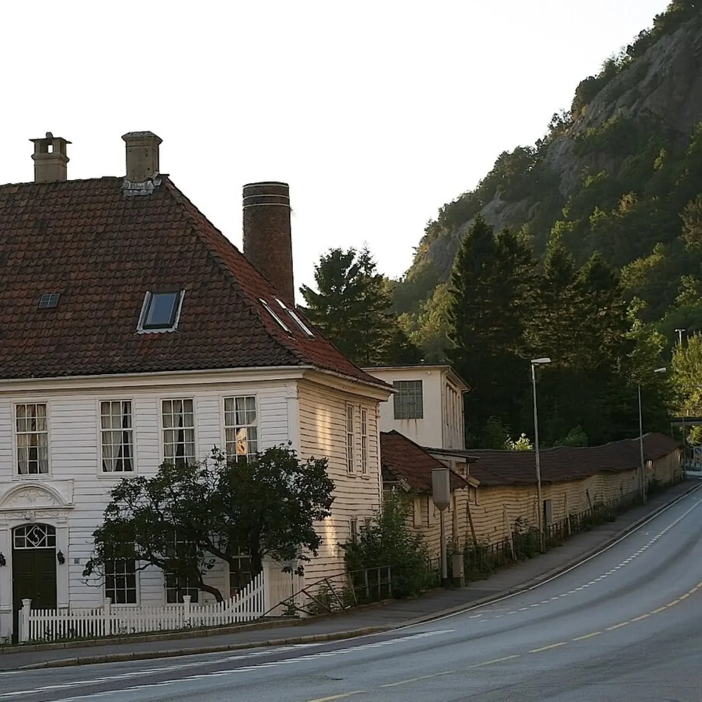 Stoltz&rsquo;s Reperbane (Bergen, Norway, 1690s)
#RopewalkOfTheWeek

The structure of this ropewalk was only 147 meters long, but the track could extend out another 150 meters! 😲

Bergen had been a hub of Norwegian rope making since the 13th century