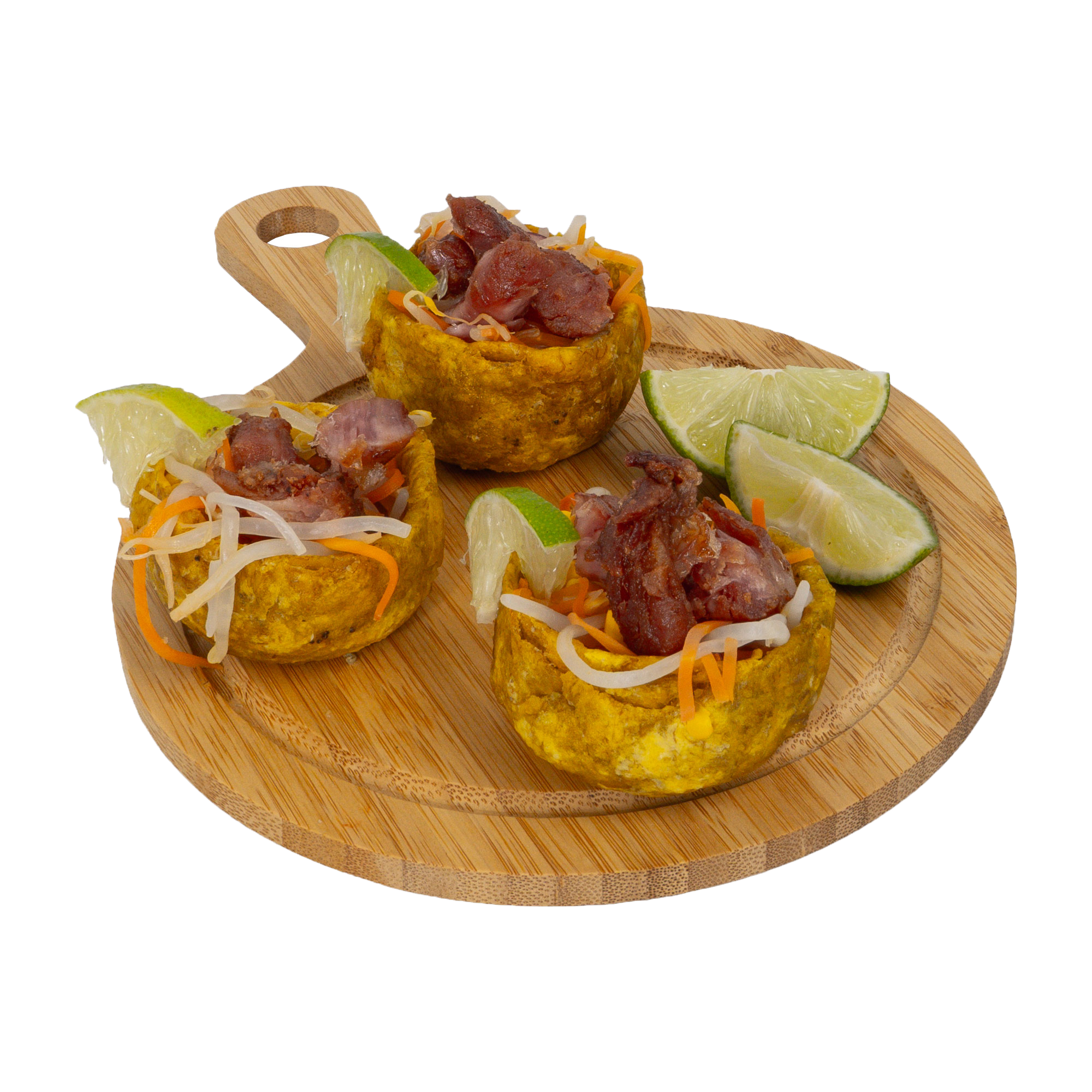 Tazones de menudo con carne, verduras y limones en una tabla de madera.