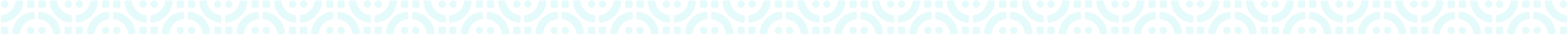 Un motif géométrique avec des cercles bleus et noirs sur un fond noir.