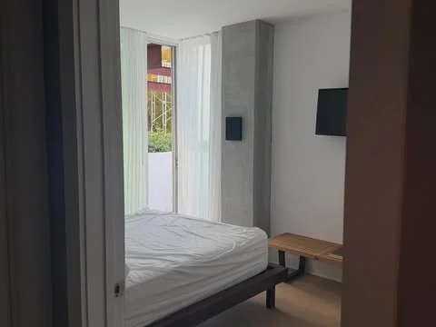 Howard Reyes McLaren
Self halo, 2025
Oil, latex on linen
8 x 10 x 1inches
20.3 x 25.4 x 2.54 cm.