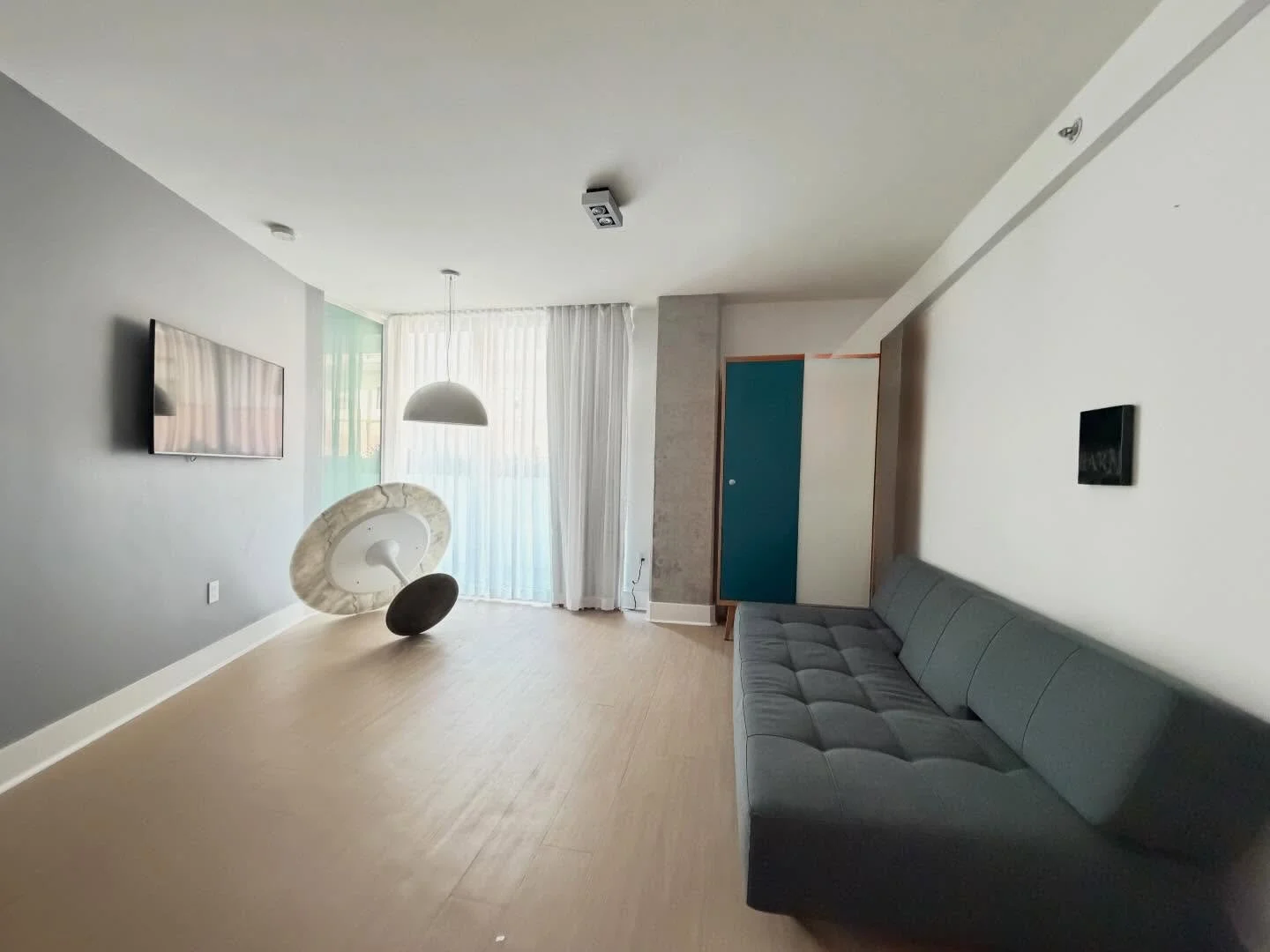 Howard Reyes McLaren
Self help II, 2025
Oil, latex on linen
8 x 10 x 1 inches
20.3 x 25.4 x 2.54 cm.