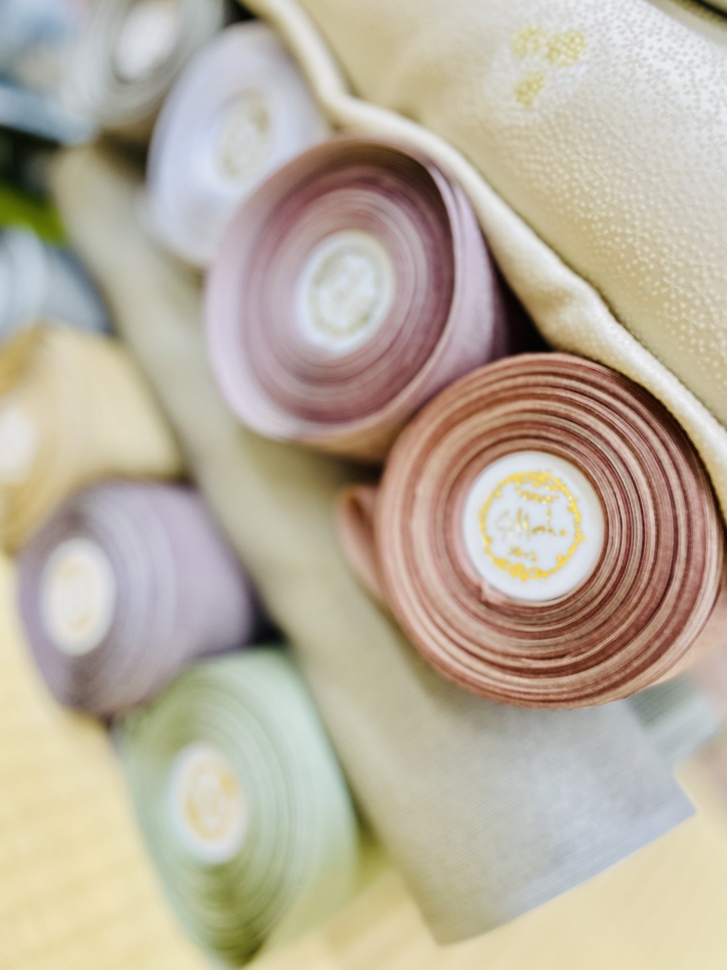 カラフルなロールケーキの断面のアップ写真