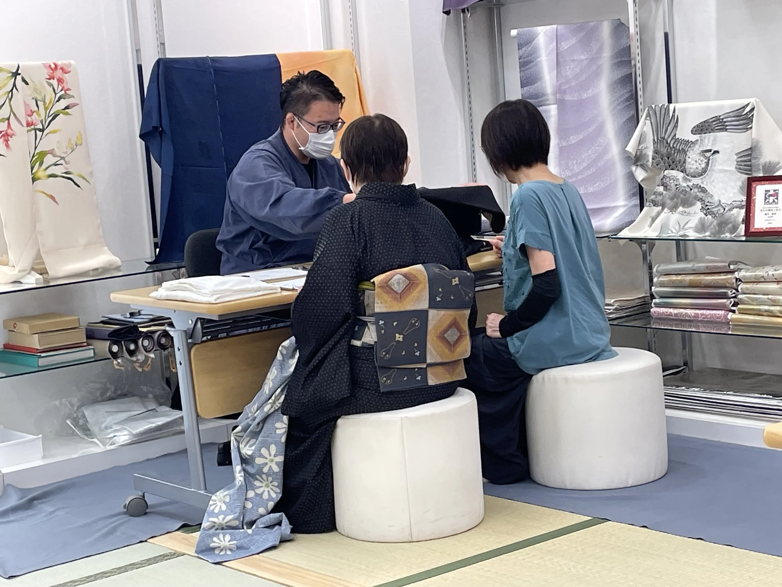 着物の販売店で店員と顧客が話している場面