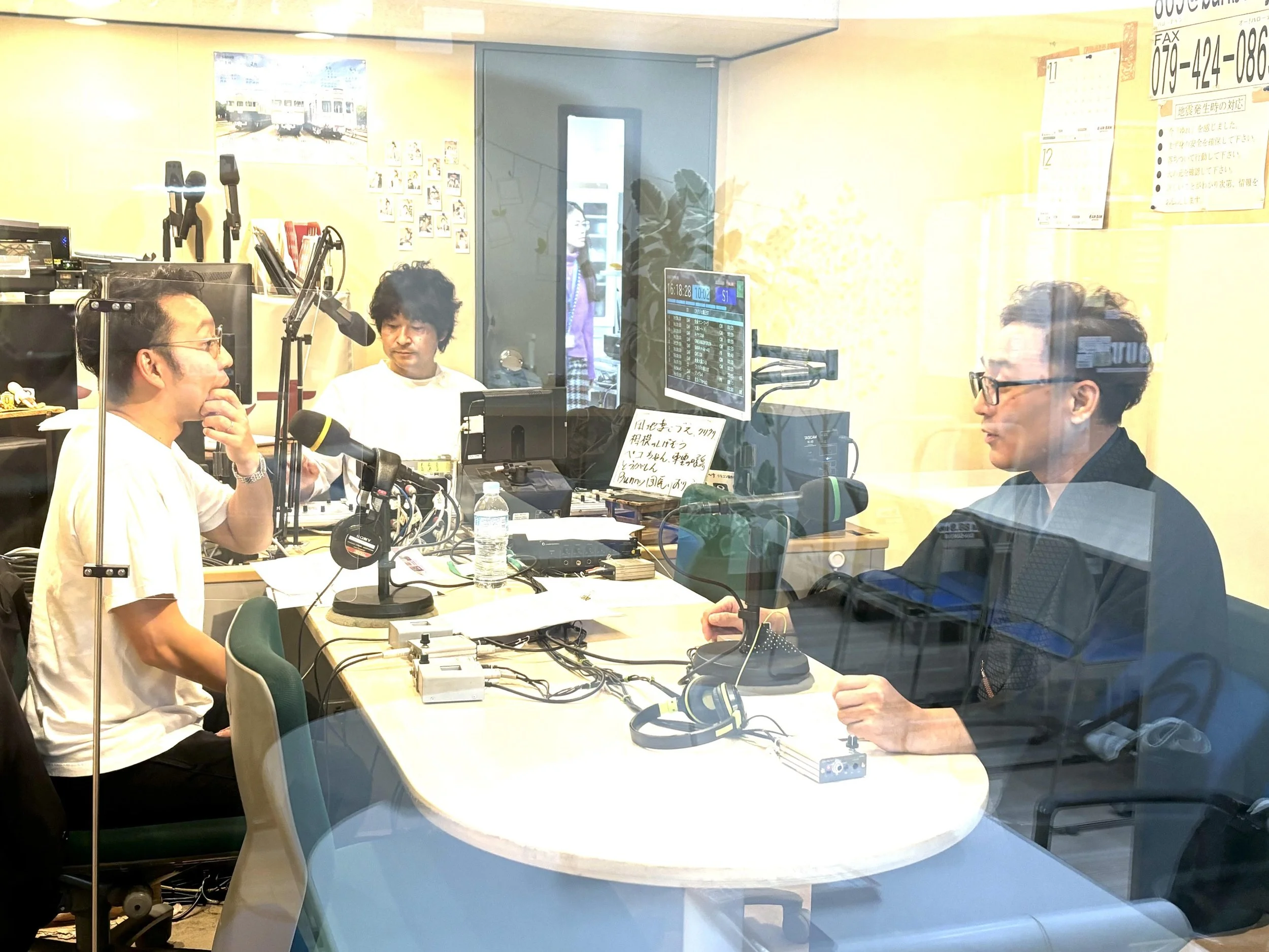 ラジオのパーソナリティーがマイクの前で話しているラジオ局のスタジオの風景