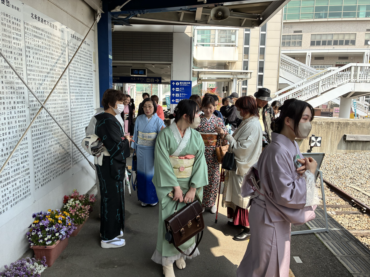 フェリー乗り場の待合所で、浴衣や着物を着た女性たちが並んでいる。