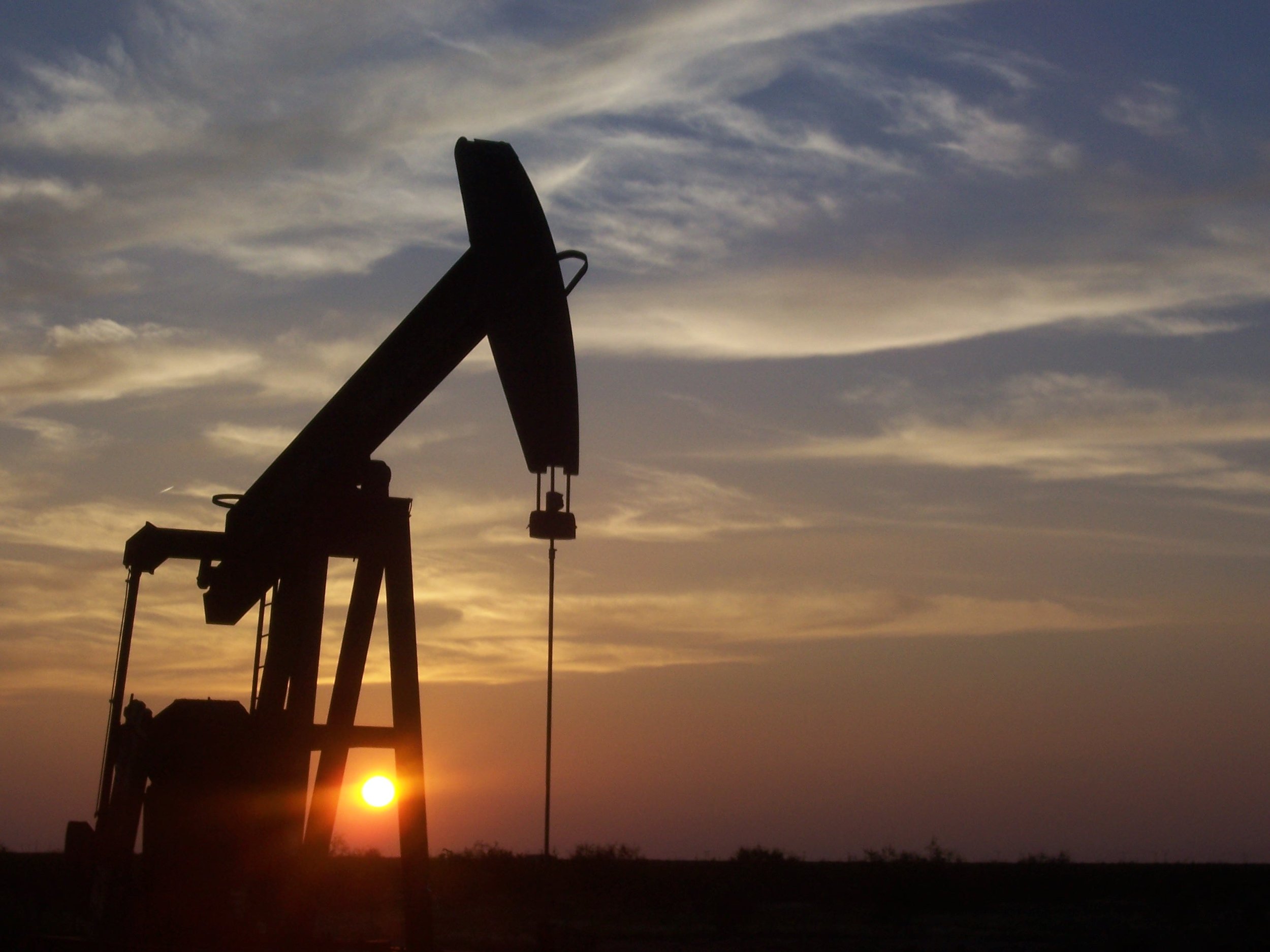 Oil Shock, Tariffs, and the Fed: Markets Caught in a Three-Way Squeeze