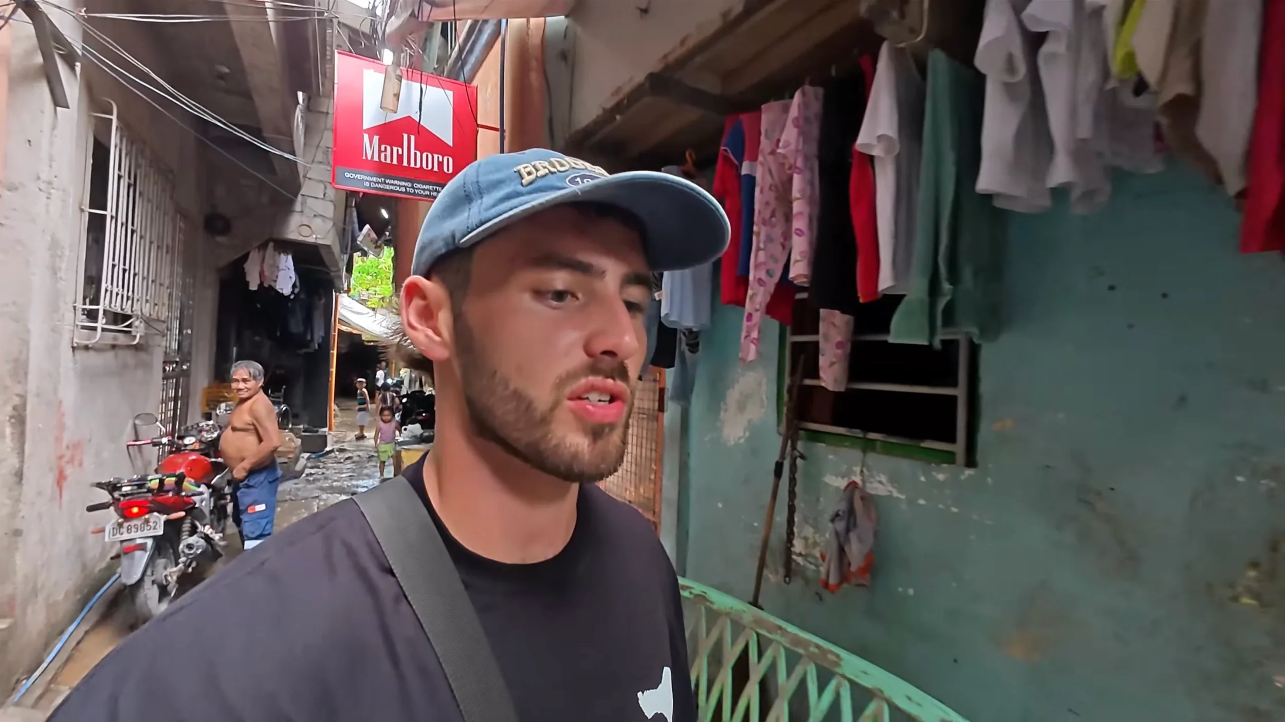 Narrow alleyway in Tondo