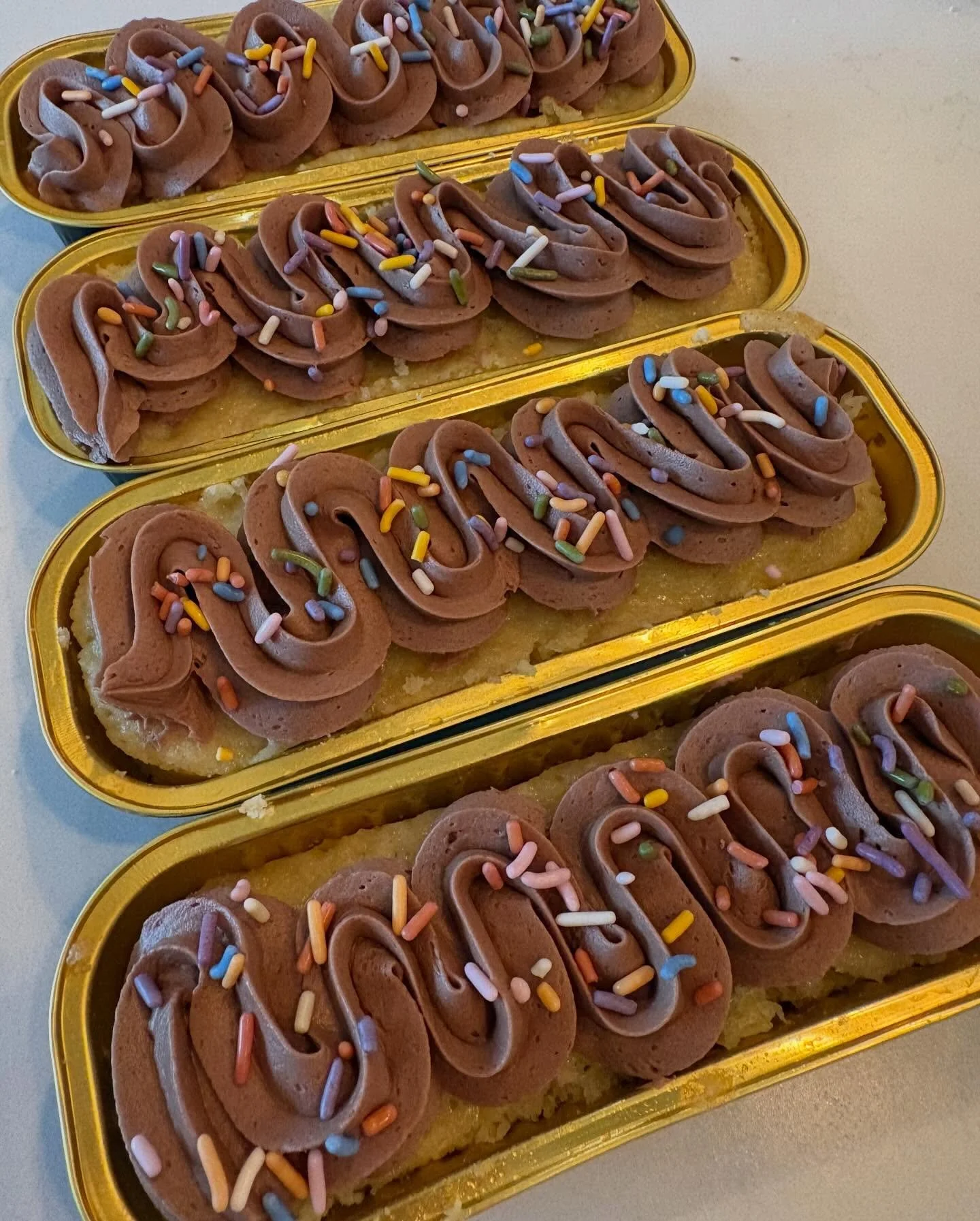 Mini cakes = cute, fun, and the perfect little single-serve dose of something sweet 🧁

I had so much fun making these and I&rsquo;m already dreaming up new flavours and decorating ideas to try next! (Easter is coming!) 

Now I need to know&hellip; i