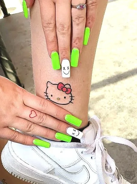 hello kitty ankle tattoo by kidd in los cabos mexico. tatuaje de hello kity por tatuador en cabo san lucas