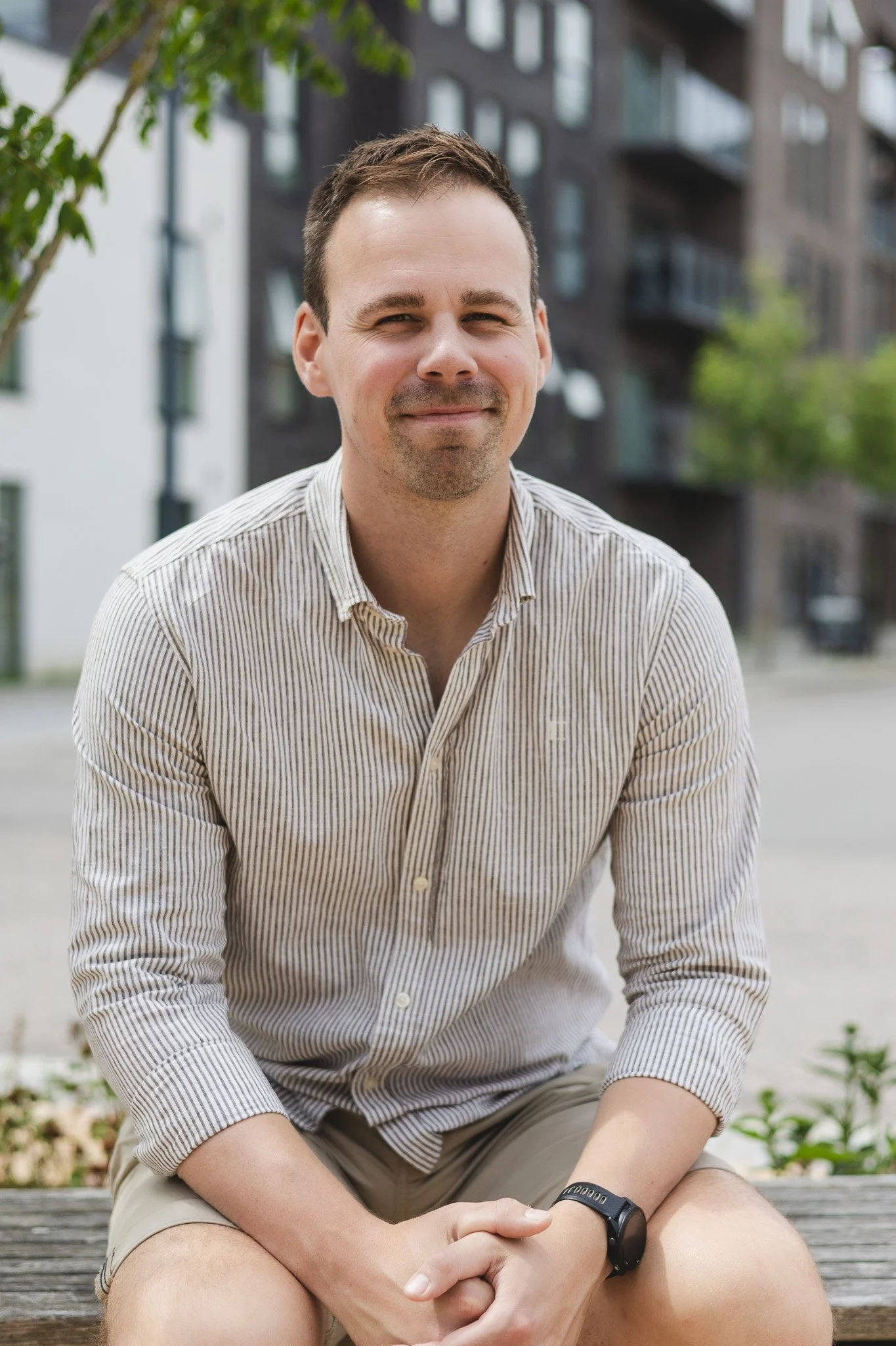 Professionelt portræt af en mand fotograferet udendørs i naturligt lys til personlig branding.