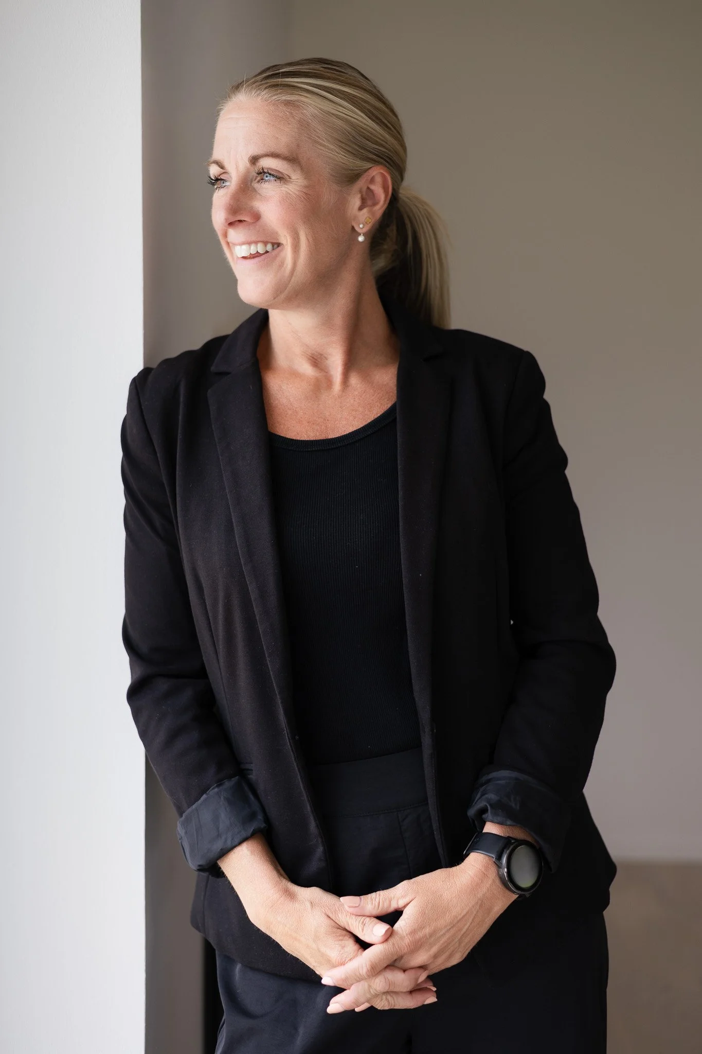 Brandingportræt af kvinde med et naturligt og professionelt udtryk til hjemmeside og markedsføring.
