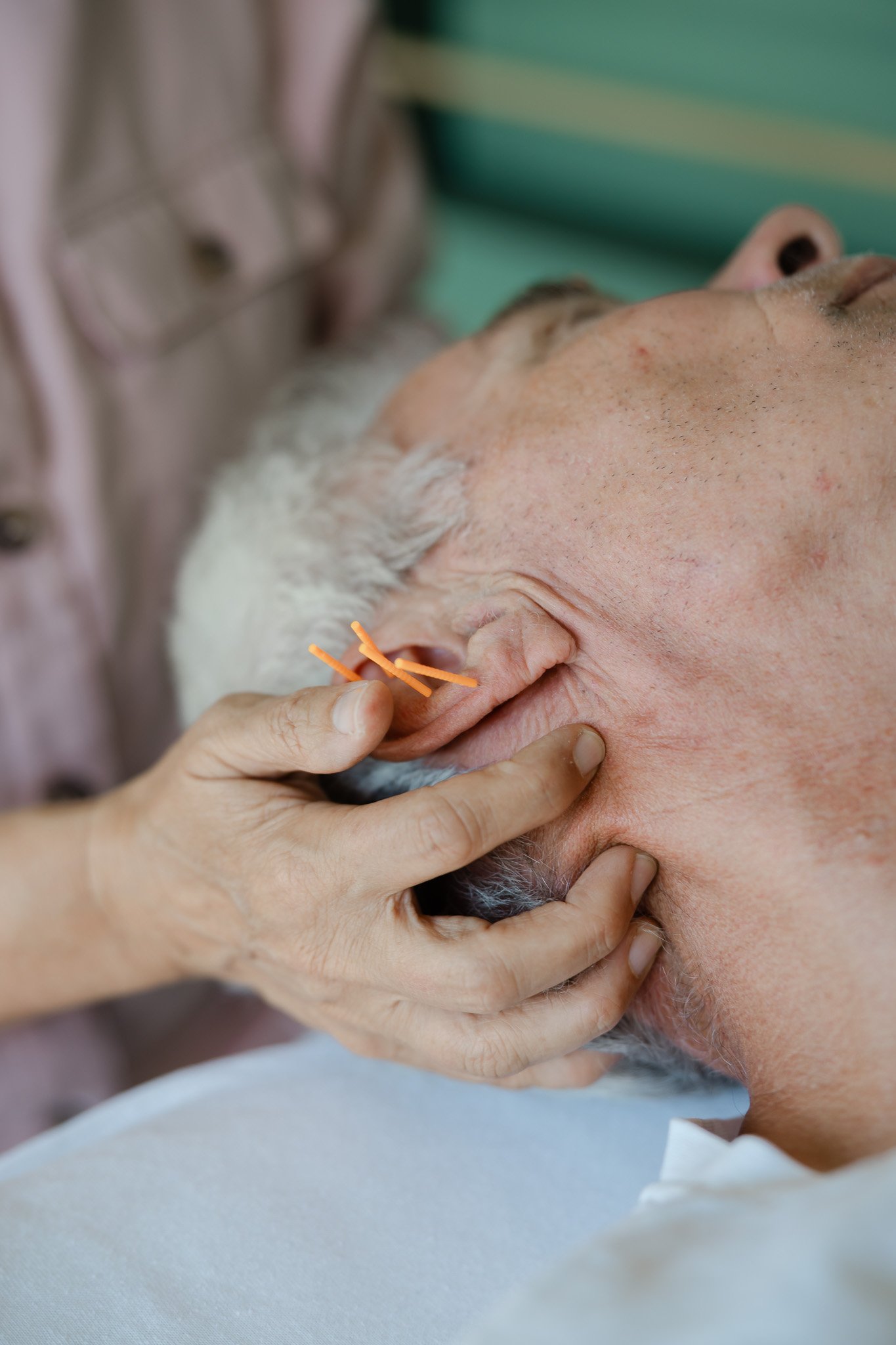 Behandling af klient hos zoneterapeuten Din Stund