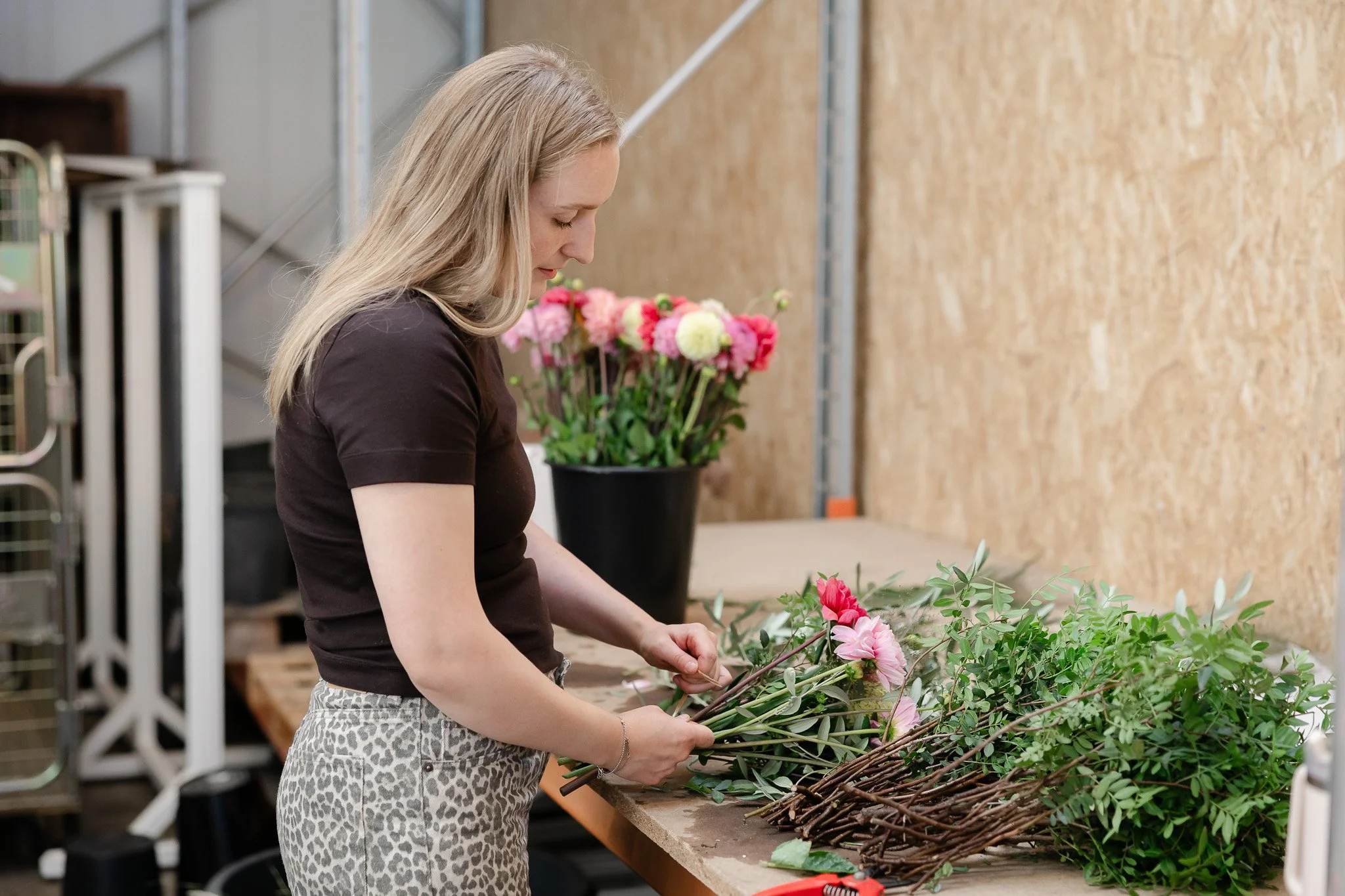 Brandingfotografering af blomsterhandler med fokus på blomster, kreativitet og personligheden bag virksomheden.
