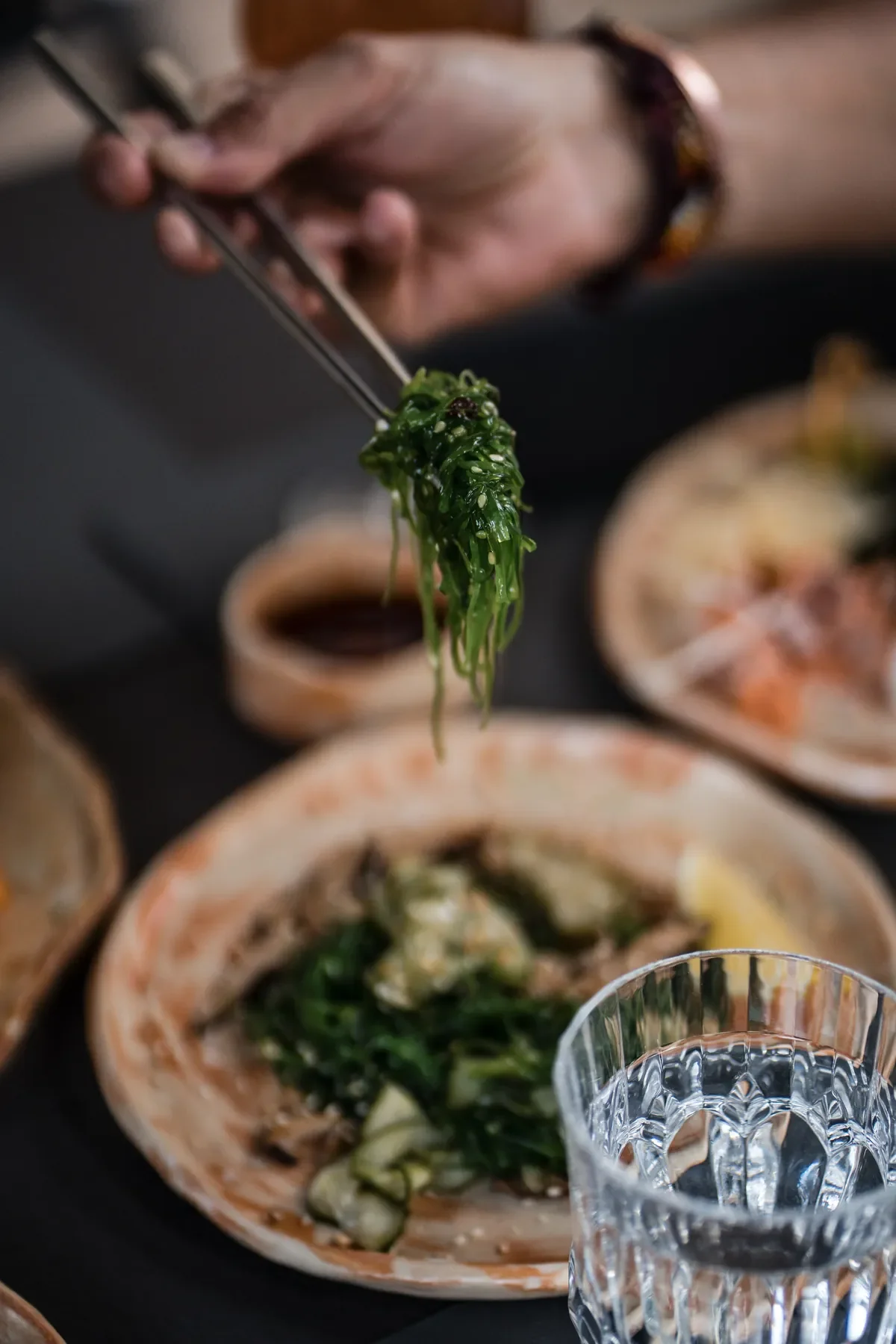 Wakame jūros dumblių salotos su šiitake grybais ir lazdomis virs japoniškų keraminių indelių · I HATE SUSHI šaltieji užkandai Vilniuje