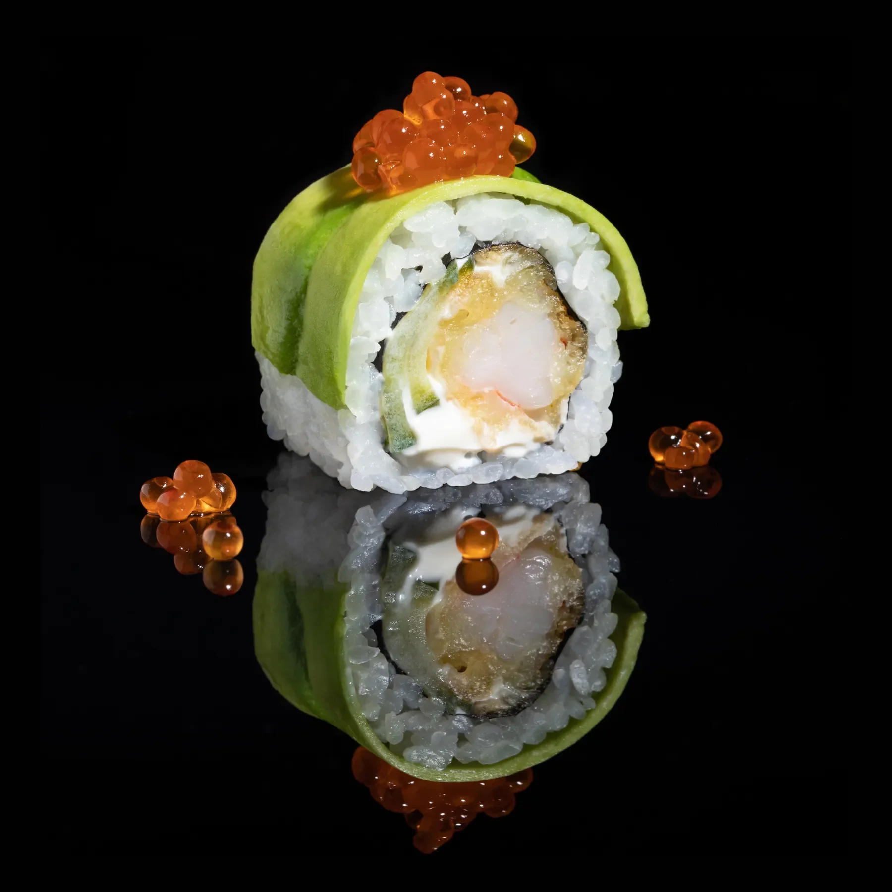 Avokado maki su lašišos ikrais