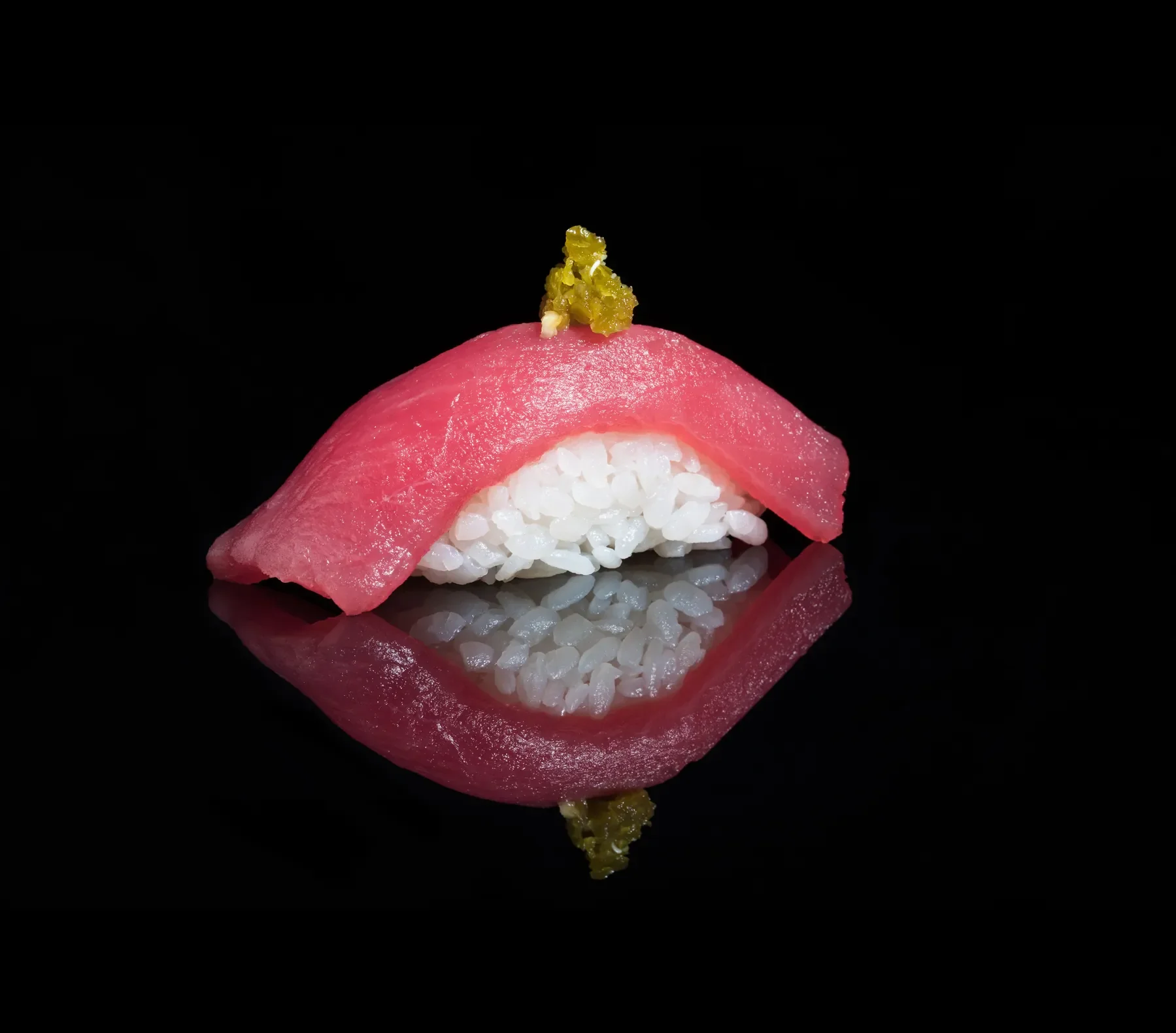 Tuno nigiri su vasabiu