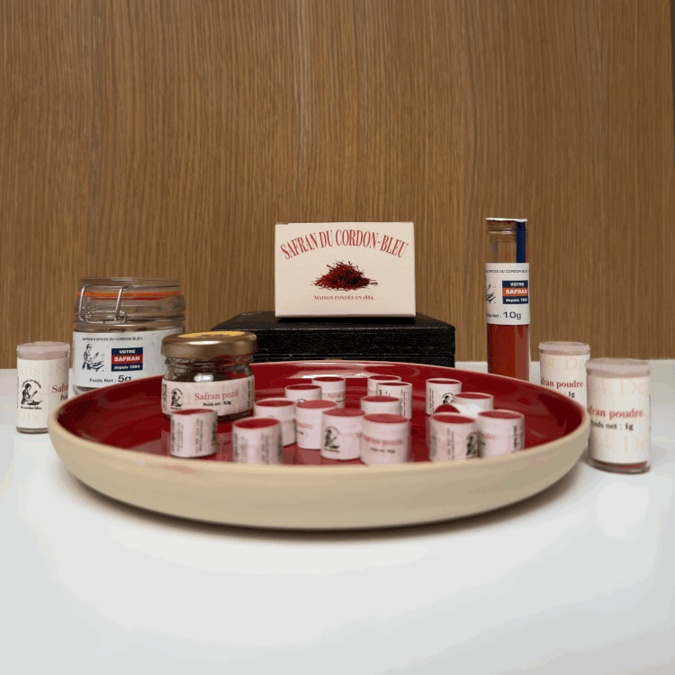 Pots de safran du Cordon Bleu présentés sur un plateau, devant leur coffret