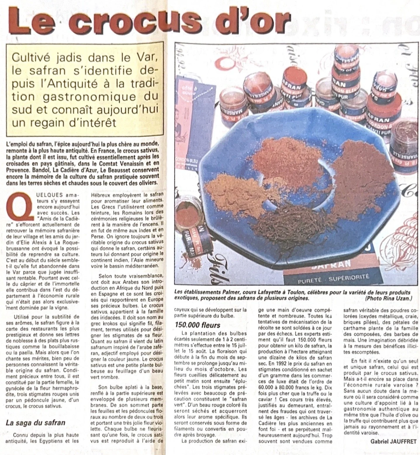 Une image montre des pots de safran, un présentoir bleu avec du safran en poudre, et des boitillons de Safran en haut à gauche de la photo.