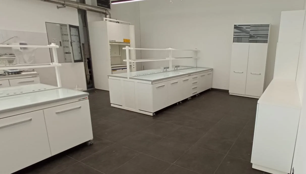 laboratorio chimico, installazione laboratori italia, arredo tecnico laboratori italia, cappe chimiche, arredo laboratori