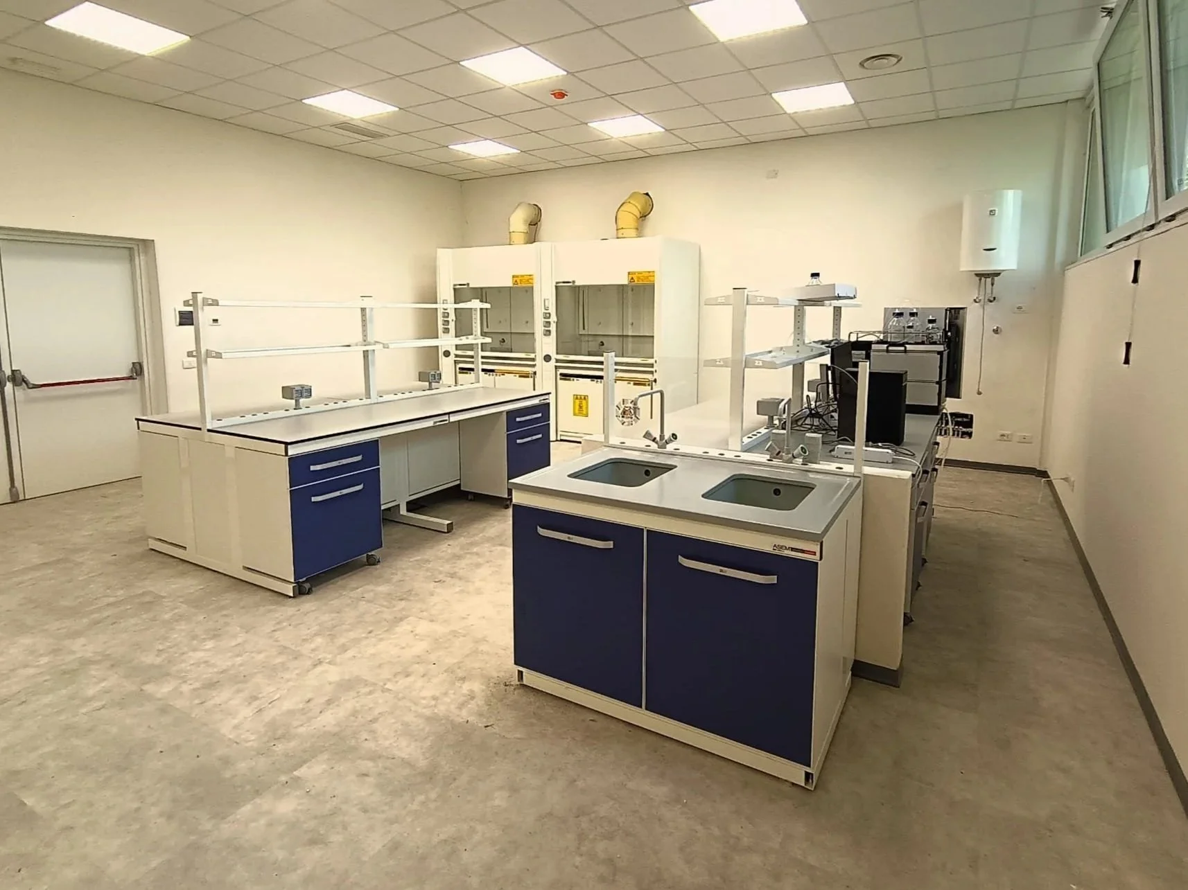 Fornitura e installazione di cappe e arredi tecnici per laboratori chimici